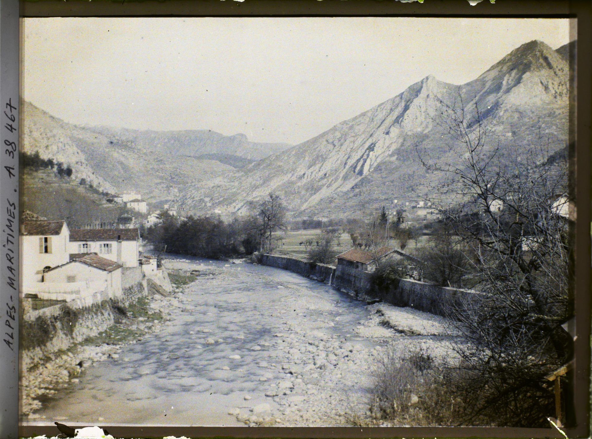 Image représentant La Bévéra traversant le village