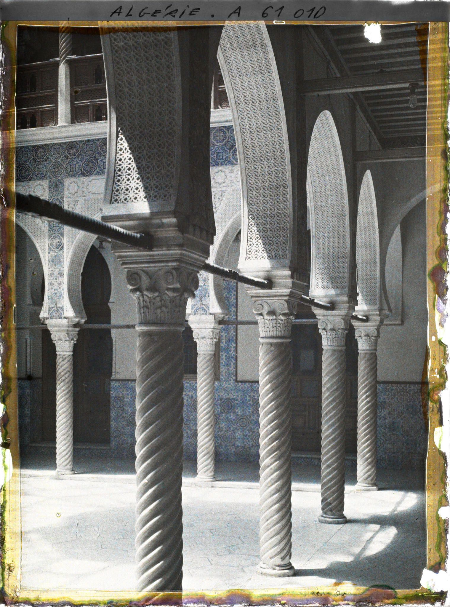 Image représentant La colonnade du patio du palais du Gouverneur ou Palais d'Hiver (Dar Hasan Pacha)