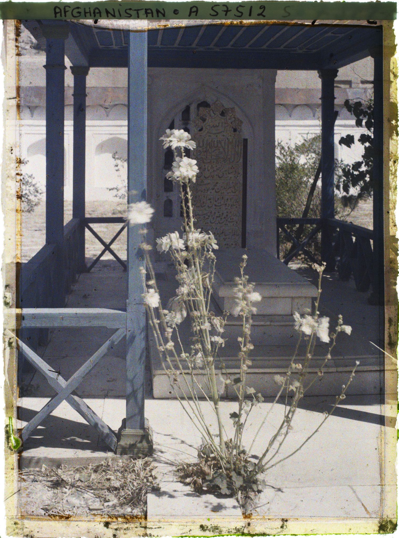 Image représentant Bagh-i-Babour (Jardins de Babour). La pierre tombale de l'Empereur Babour