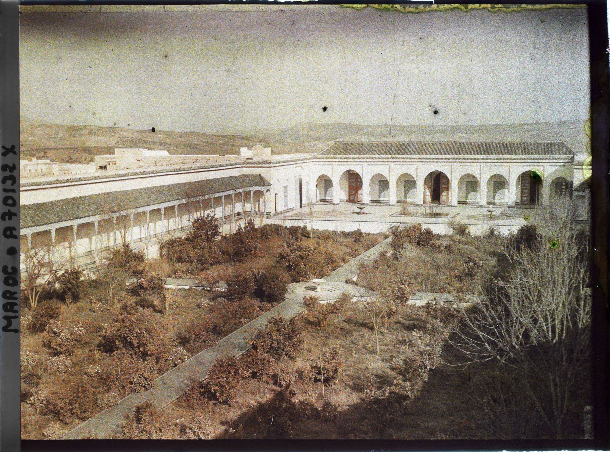 Image représentant Le jardin andalou, à l'abandon, et une partie du Dar Batha (" Palais Batha ")
