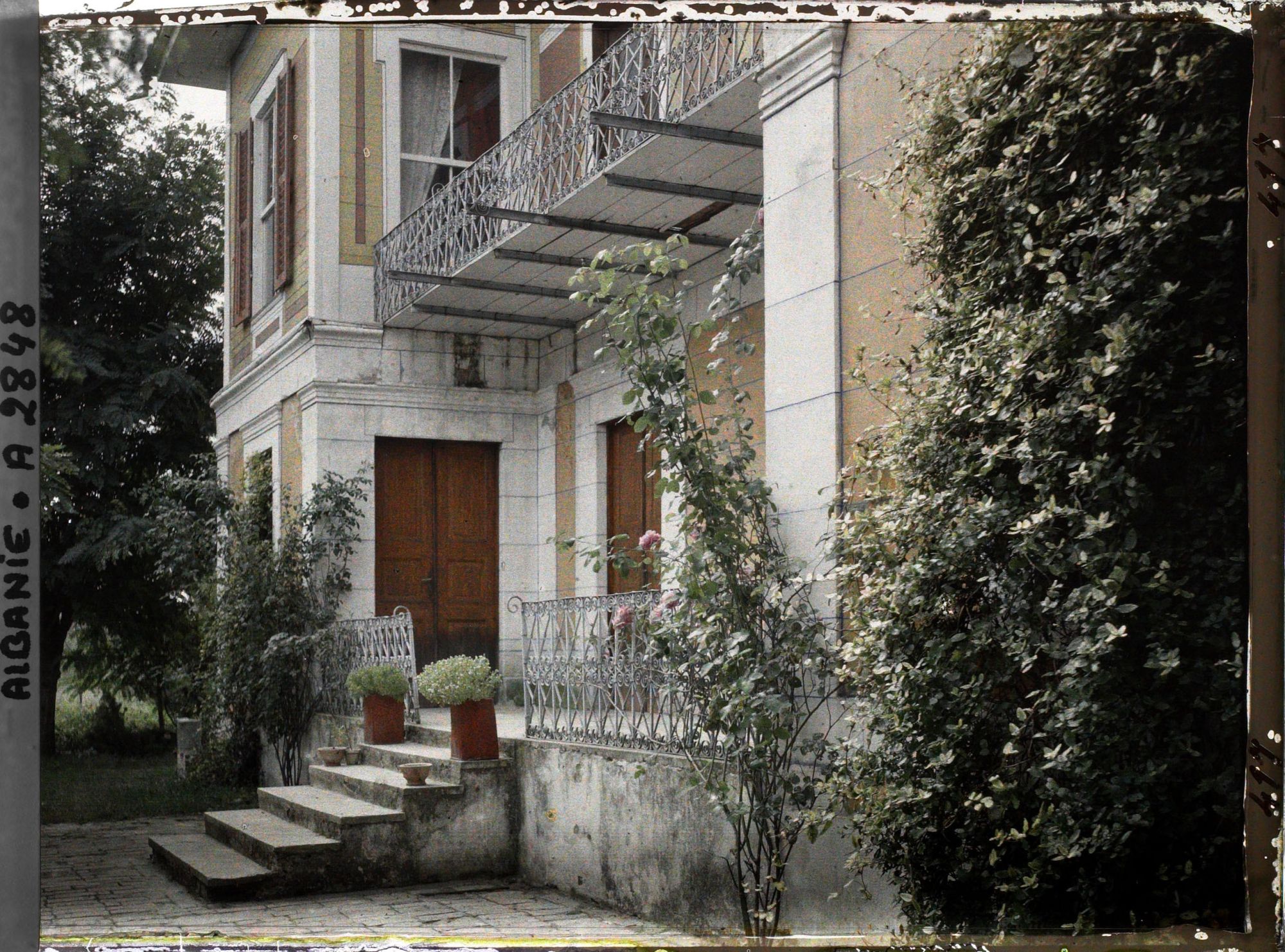 Image représentant Le perron de la maison d'Essad