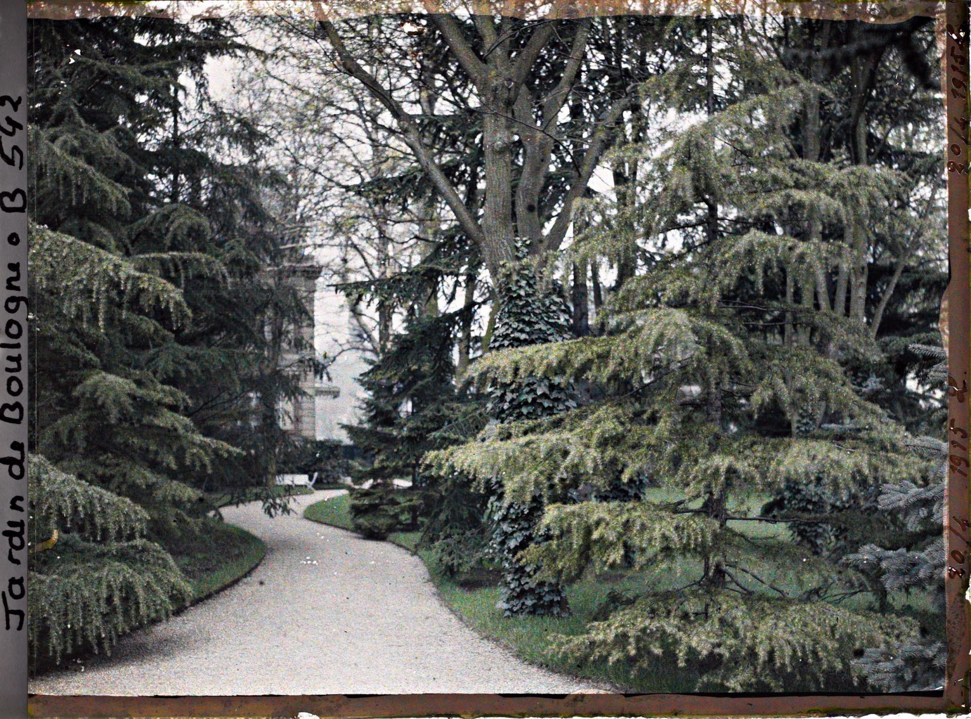 Image représentant Chemin longeant la Grande Pelouse et la dépendance, vu en direction de la maison d'Albert Kahn et de Saint-Cloud