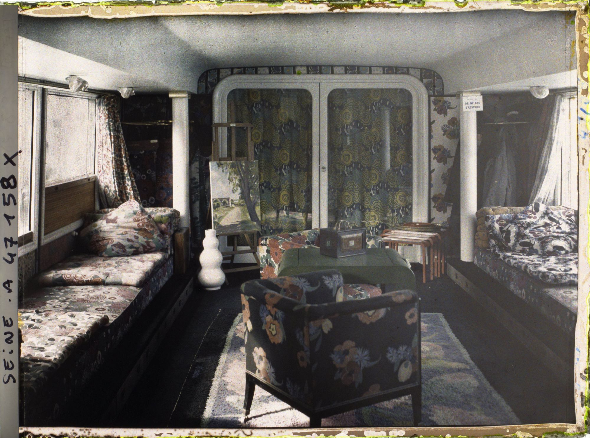 Image représentant L'Exposition des arts décoratifs, Péniche Poiret, Salon, pour présentation création Maison Martine