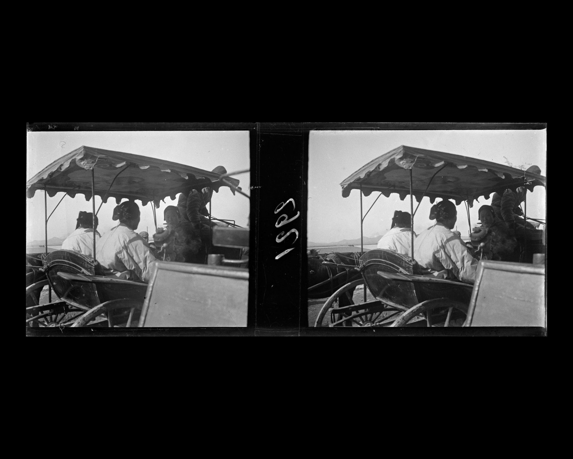 Image représentant Des femmes dans une calèche à Xiaguan, dans les Faubourgs nord-ouest de la ville