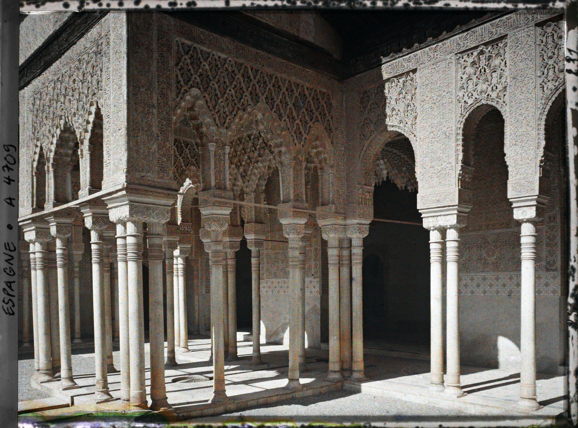 Image représentant Alhambra : galerie à colonnes et portique de la cour des Lions
