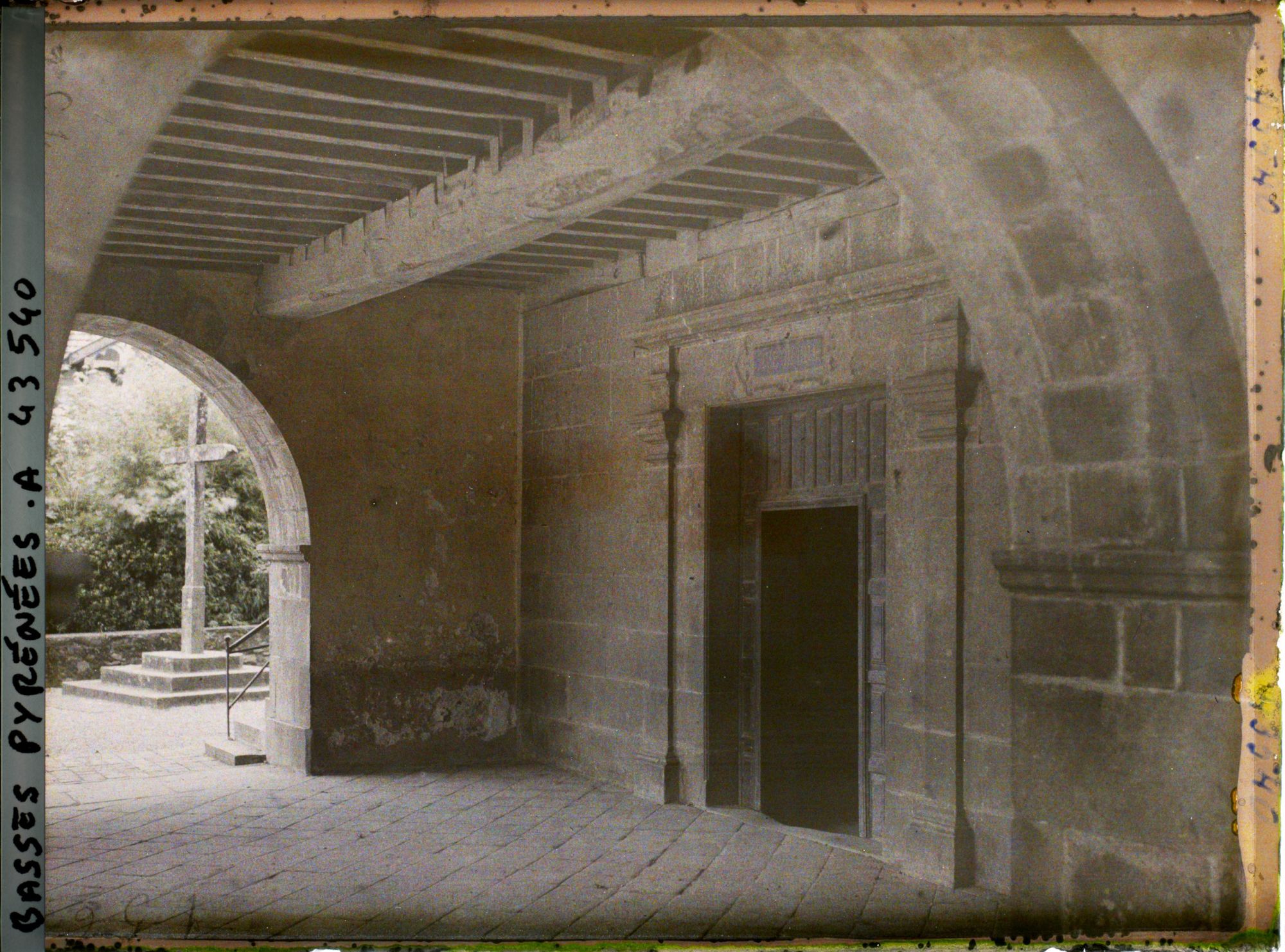 Image représentant France, Ascain, Le porche de l'Eglise et l'entrée du Cimetière