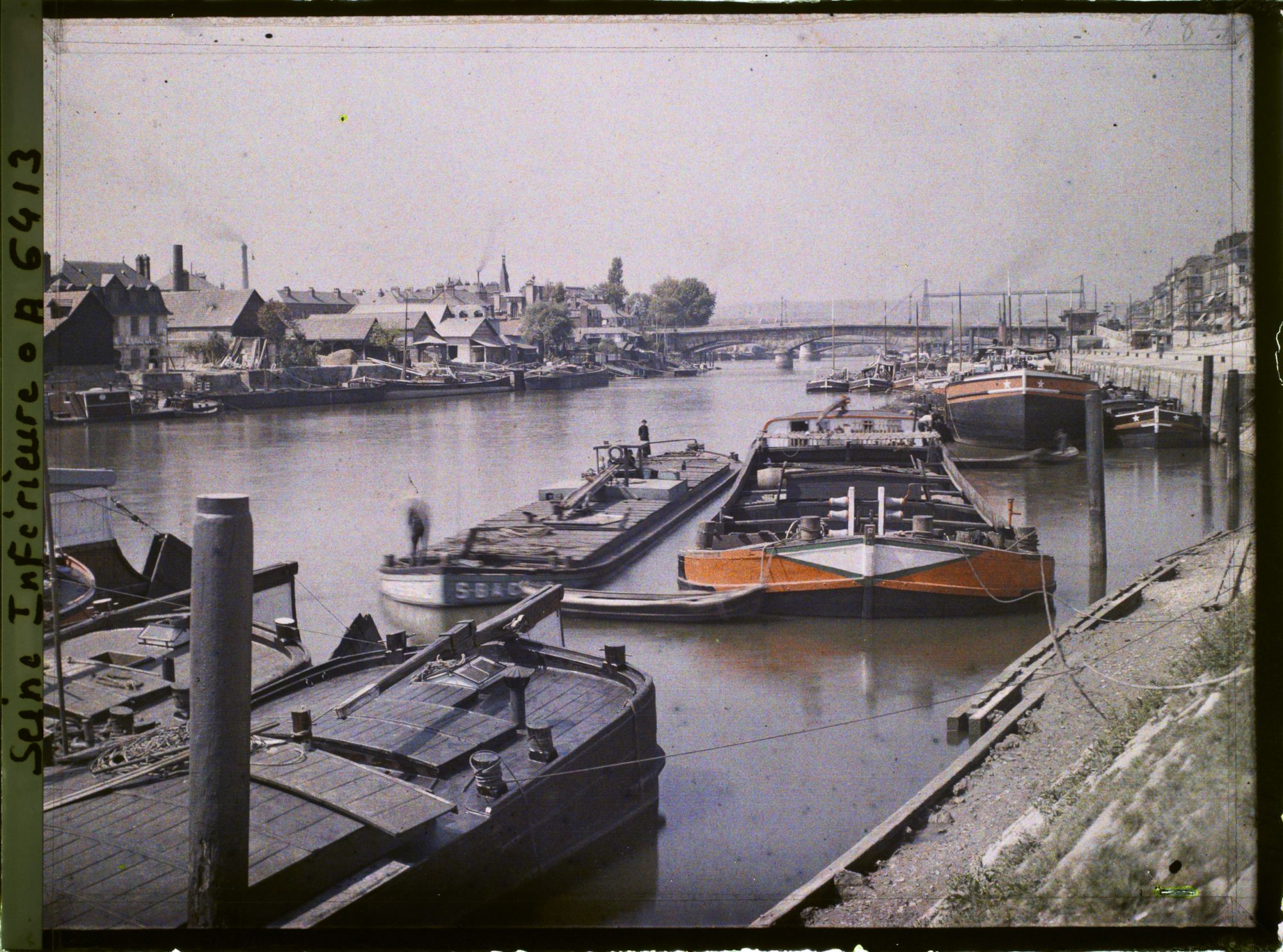 Image représentant Bateaux sur la Seine vue vers l'aval
