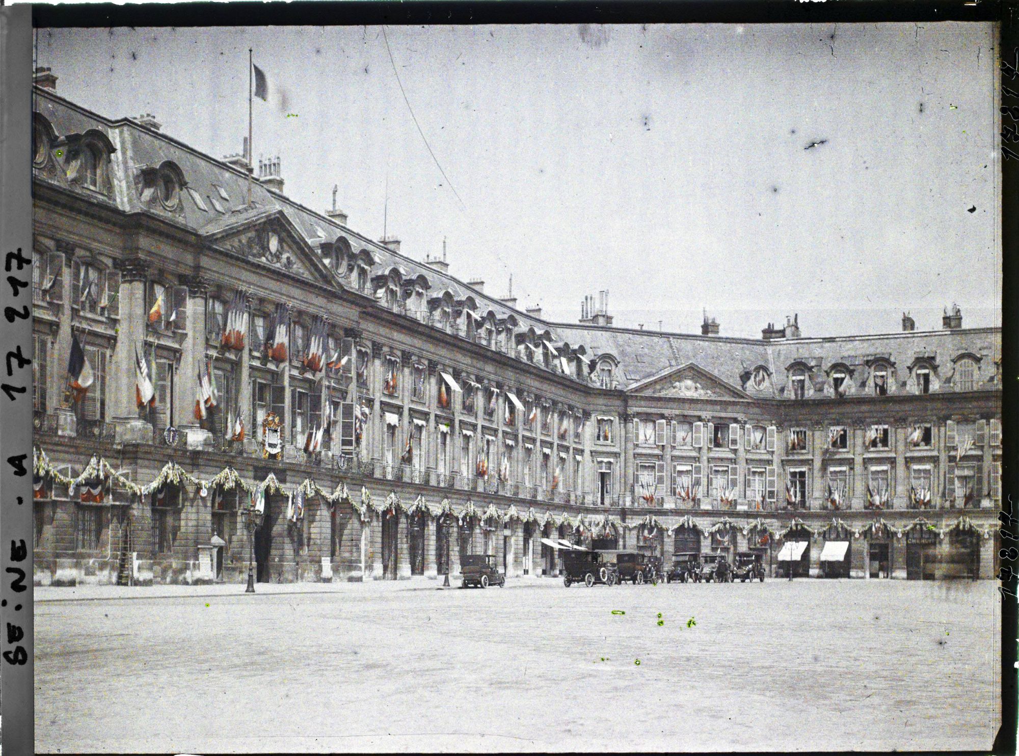 Image représentant La place Vendôme décorée des drapeaux alliés pour les fêtes de la Victoire des 13 et 14 juillet 1919