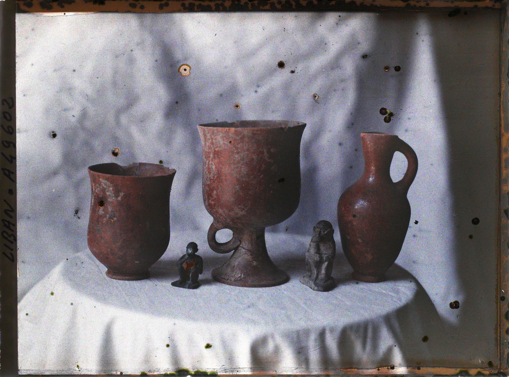 Image représentant Trois poteries et deux statuettes anthropoïdes