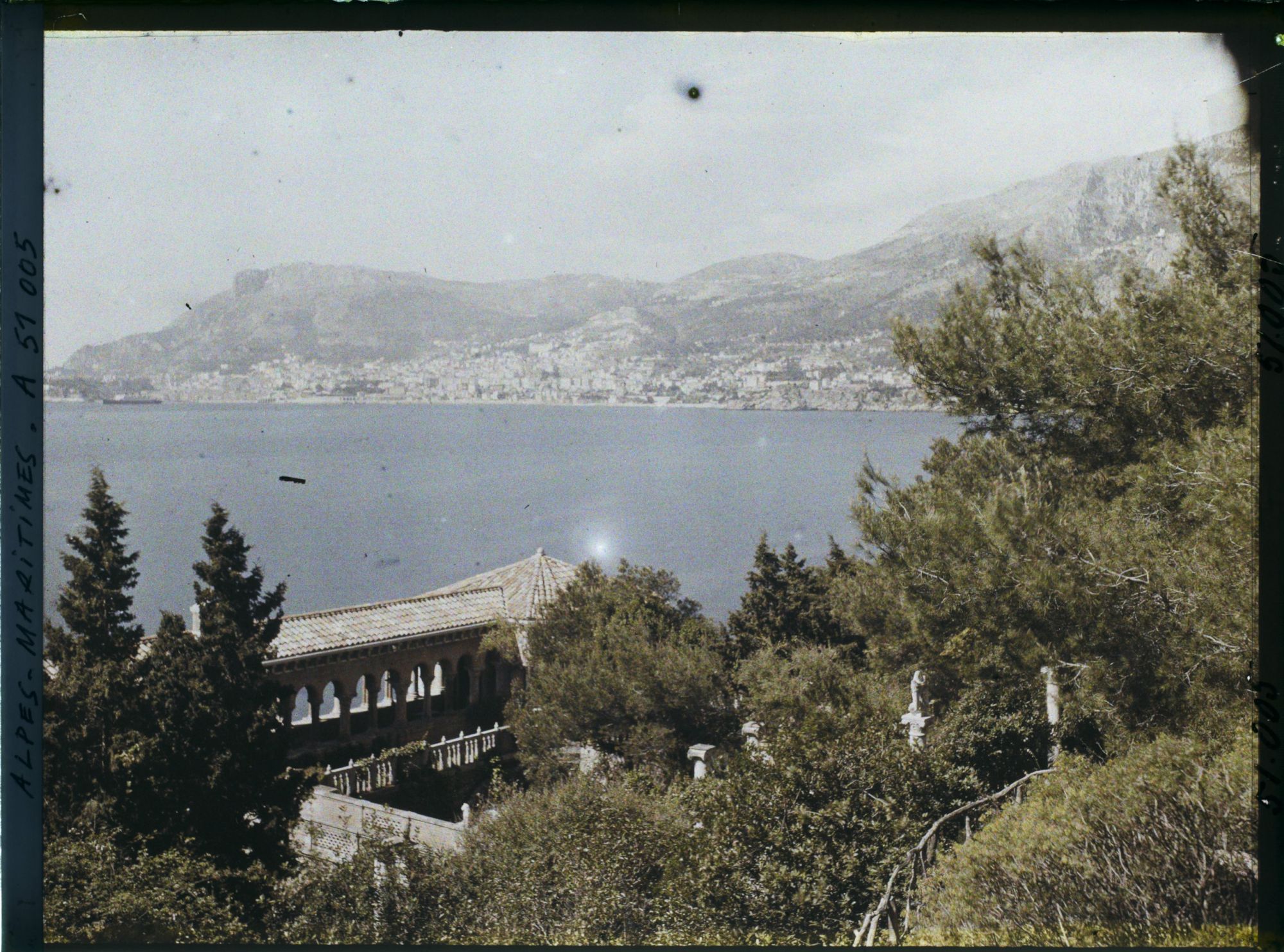 Image représentant Partie de la grande galerie et zone basse du jardin de la villa Cypris, vue en direction de Monaco