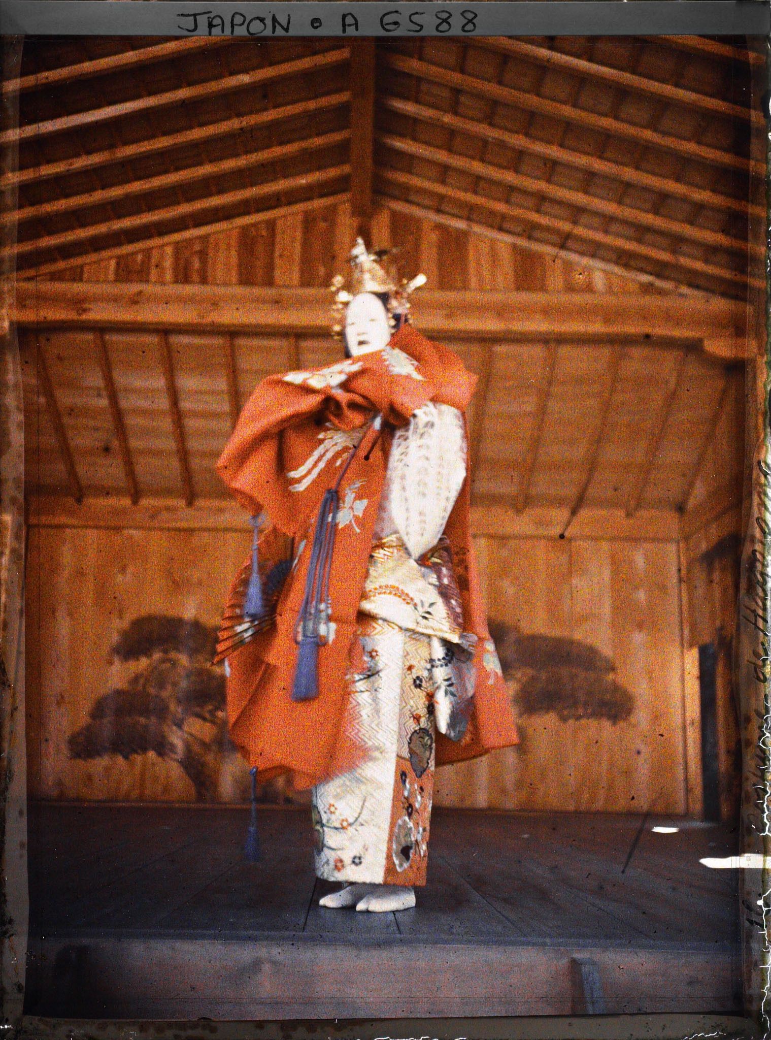 Image représentant Théâtre Nô : shite (acteur principal) dans la pièce Hagoromo sur la scène du temple Bukkô-ji