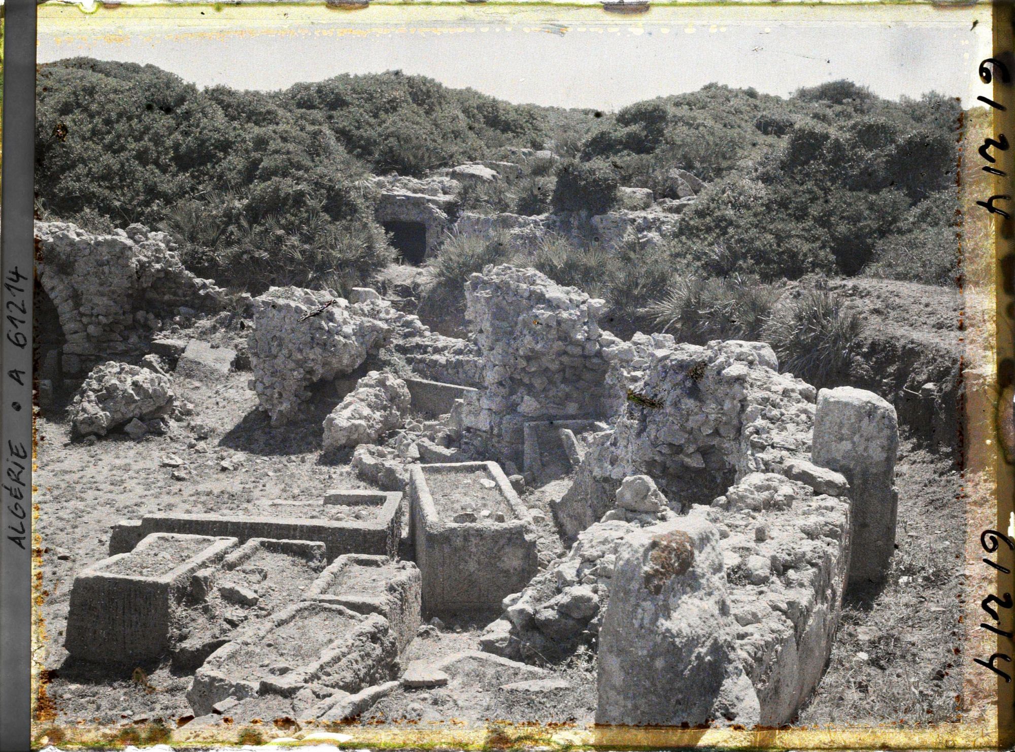 Image représentant Sarcophages dans le mausolée circulaire