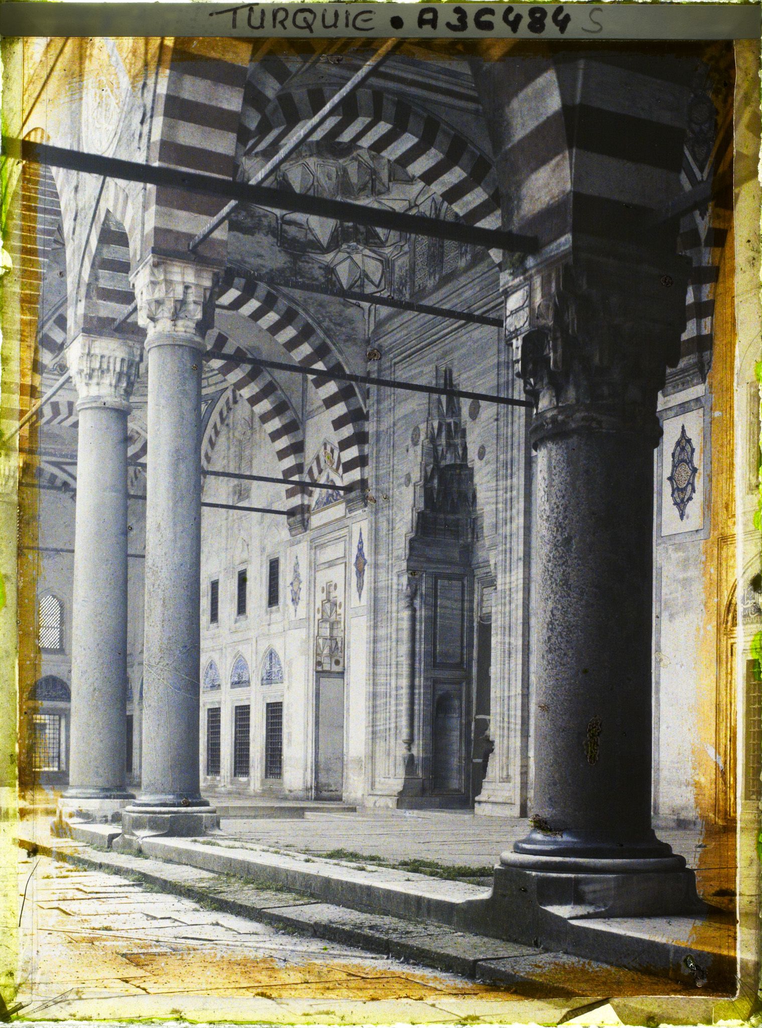 Image représentant Selimiye Camii (Grande Mosquée) : le portique intérieur et l'entrée de la mosquée