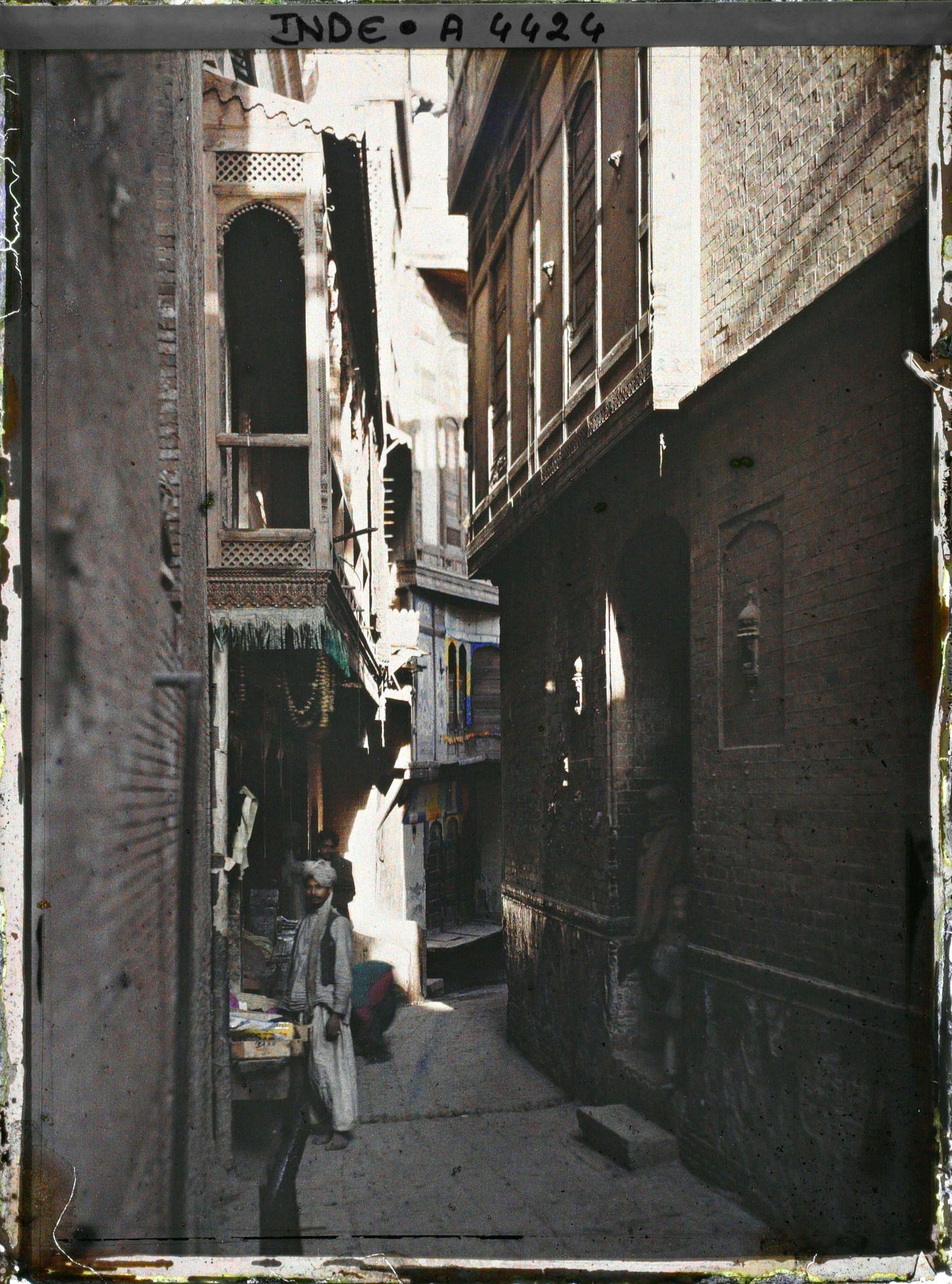 Image représentant Une rue : à gauche, une boutique