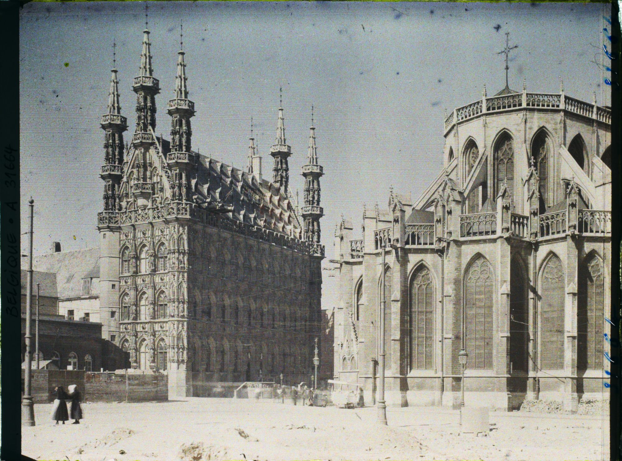 Image représentant Belgique, Louvain, Hôtel de Ville réparé et abside de St Pierre
