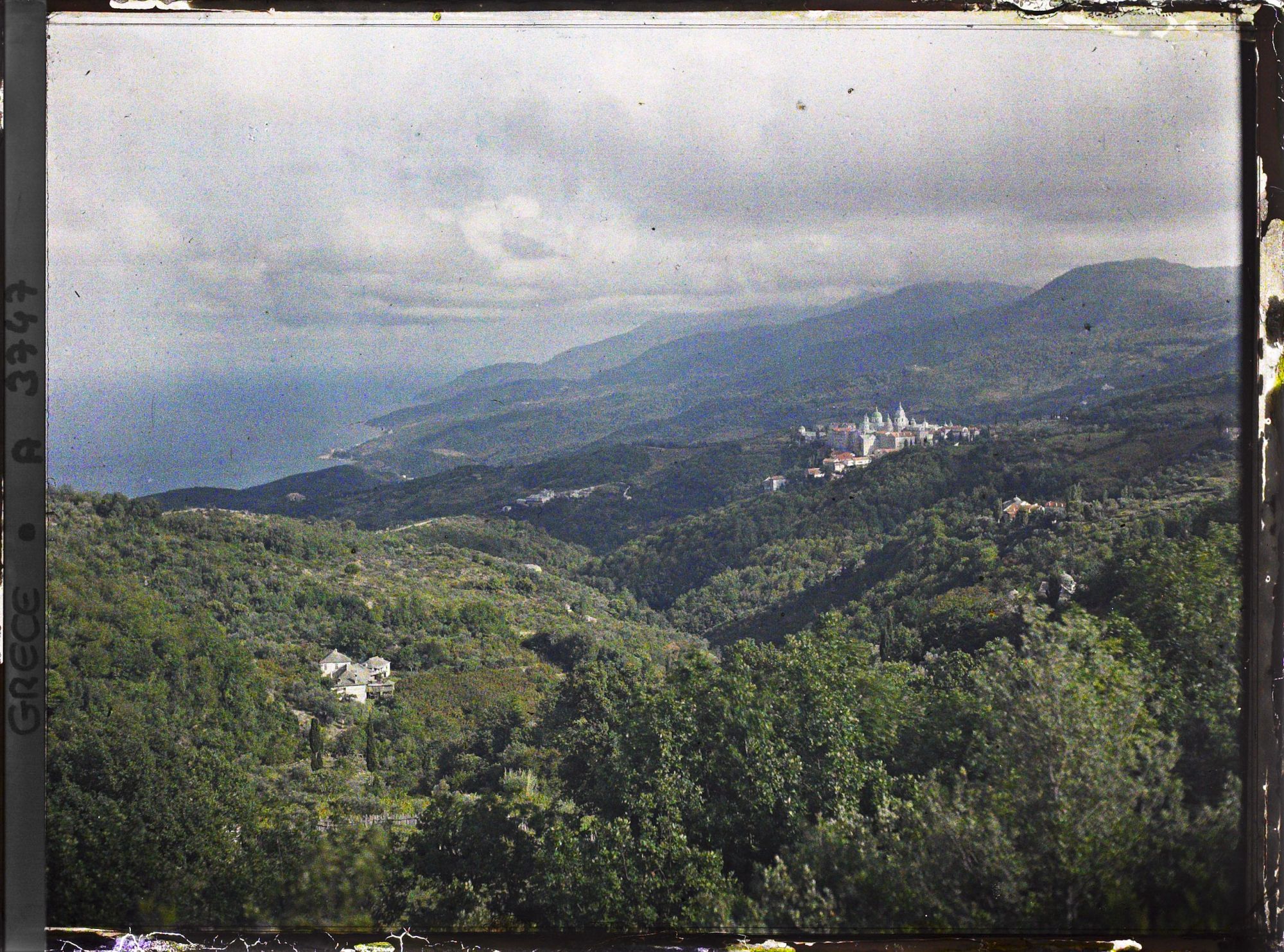Image représentant Panorama depuis les hauteurs du Mont Athos avec au fond à droite le skite de Saint André