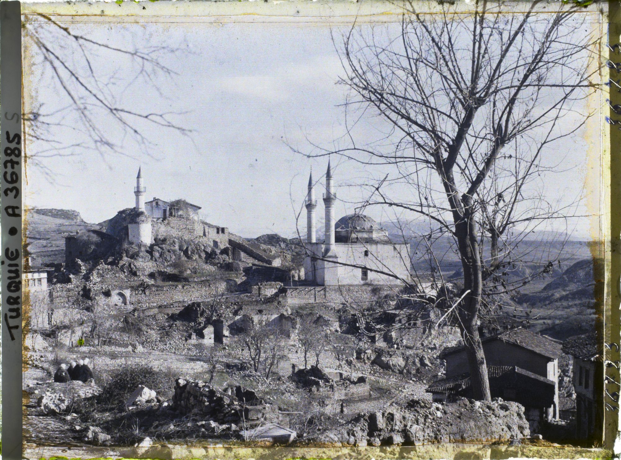 Image représentant Vers l'Orkhan Camii (mosquée à coupole du XVe s.) (à droite)