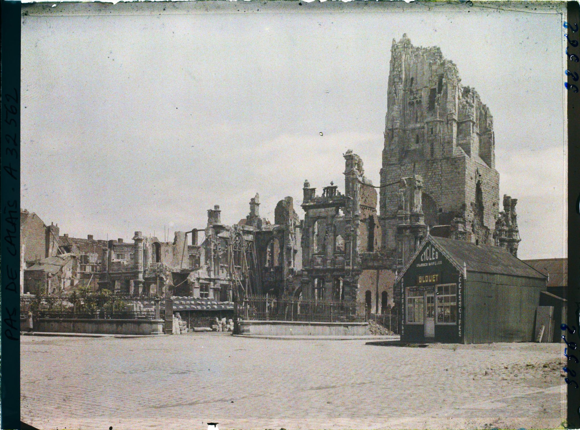 Image représentant France, Arras, L'Hôtel de Ville vu de la place de la Vaquerie