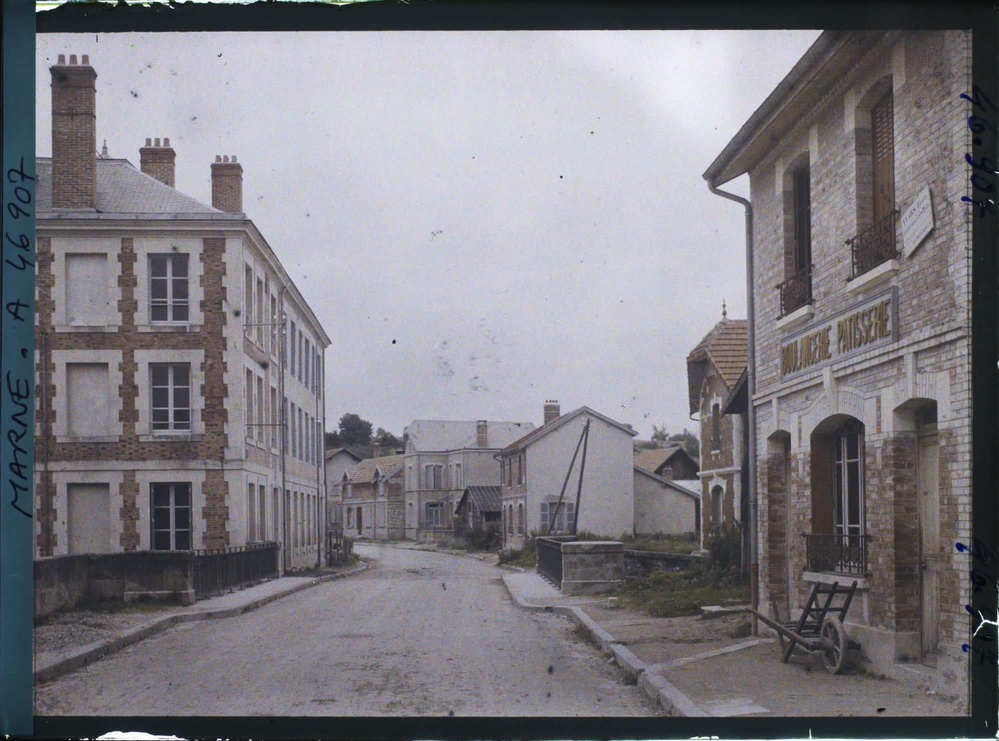 Image représentant France, Vienne le Château Marne (475 h.), Rue du Pont et l'ancienne fabrique