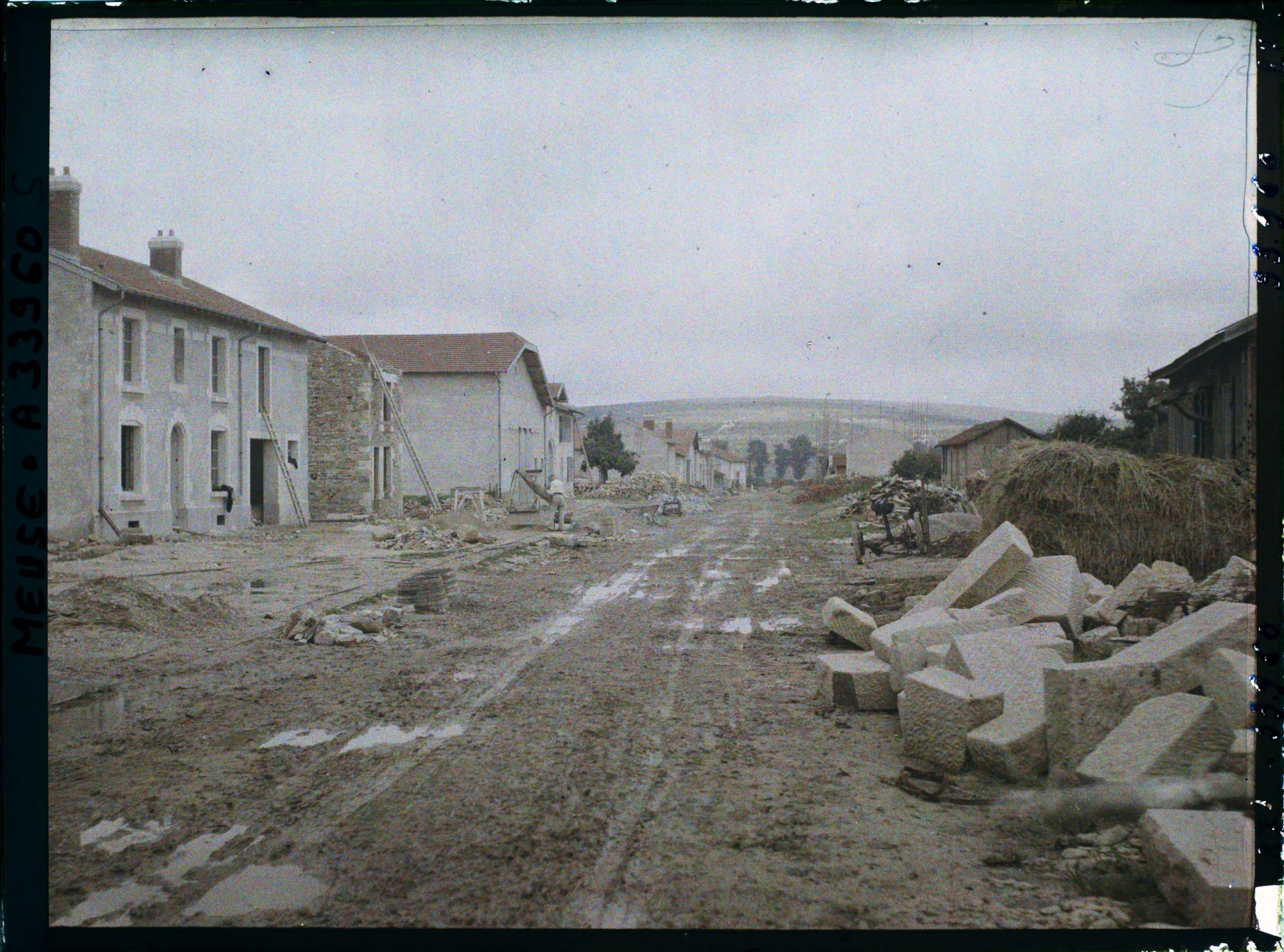 Image représentant France, Charny, Une rue près de la Poste (Reconstructions) vue prise vers la Meuse