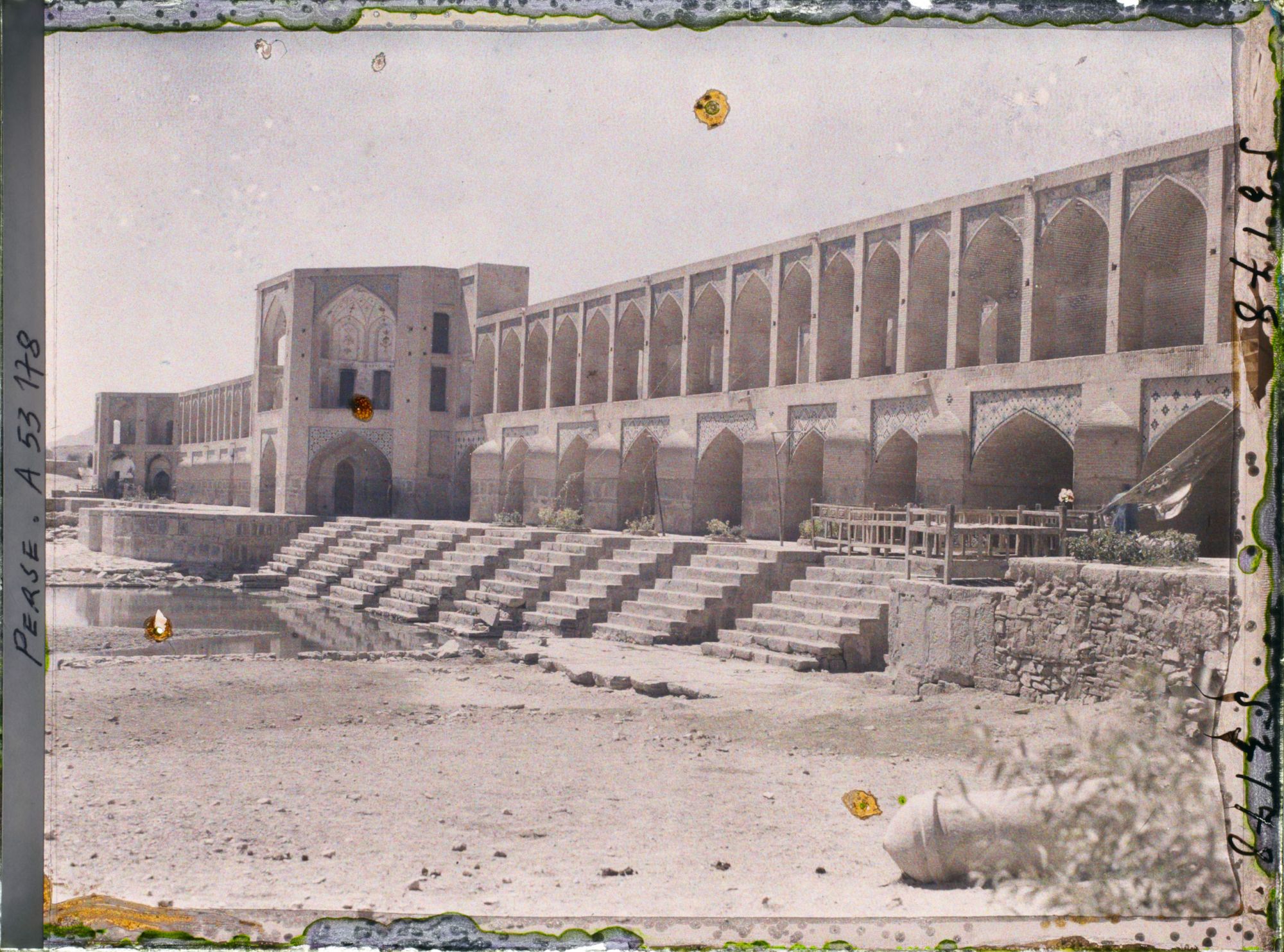 Image représentant Pont de Khaju (Pol-e Khaju), l'une des extrémités