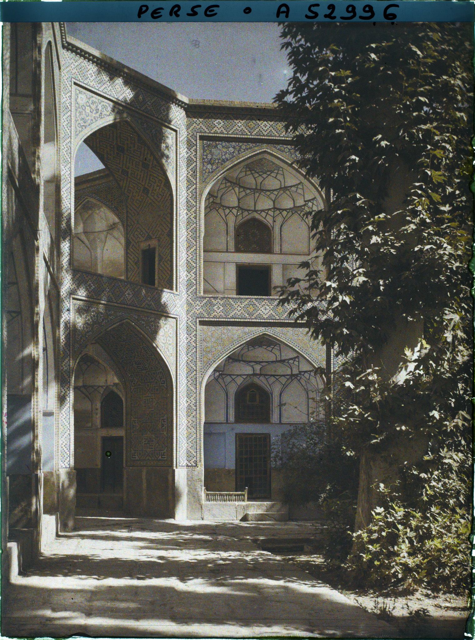 Image représentant La Madreseh Mader-i-Chah, école coranique dite "de la mère du Chah" (1714), loges de la cour