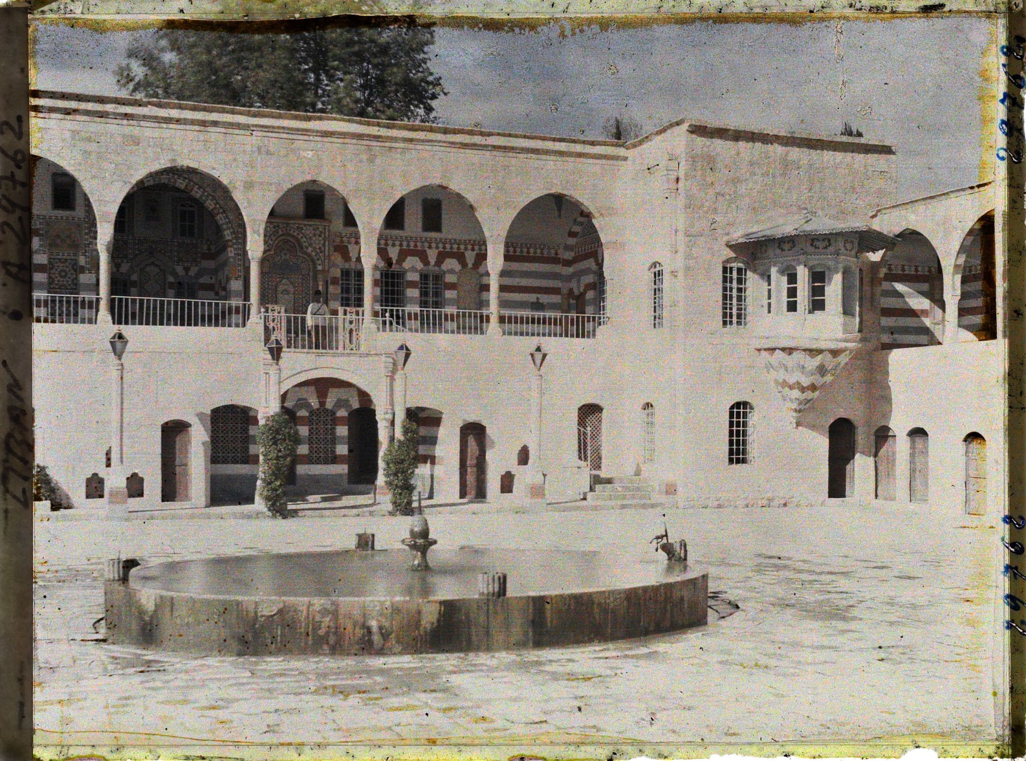 Image représentant La façade du Dar el-Harim depuis la cour du Dar el-Wousta dans le palais de l'émir Bachir Chihab