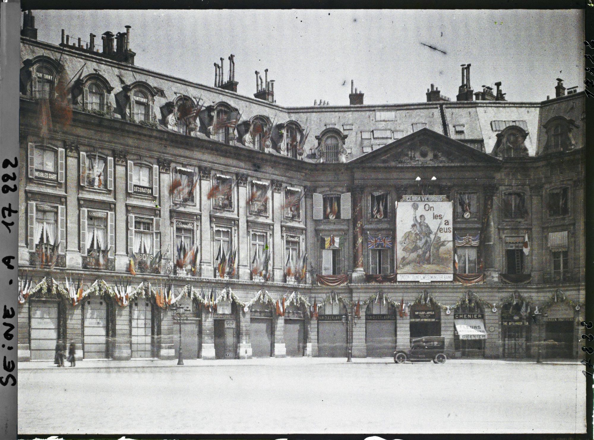 Image représentant La place Vendôme décorée des drapeaux alliés pour les fêtes de la Victoire des 13 et 14 juillet 1919