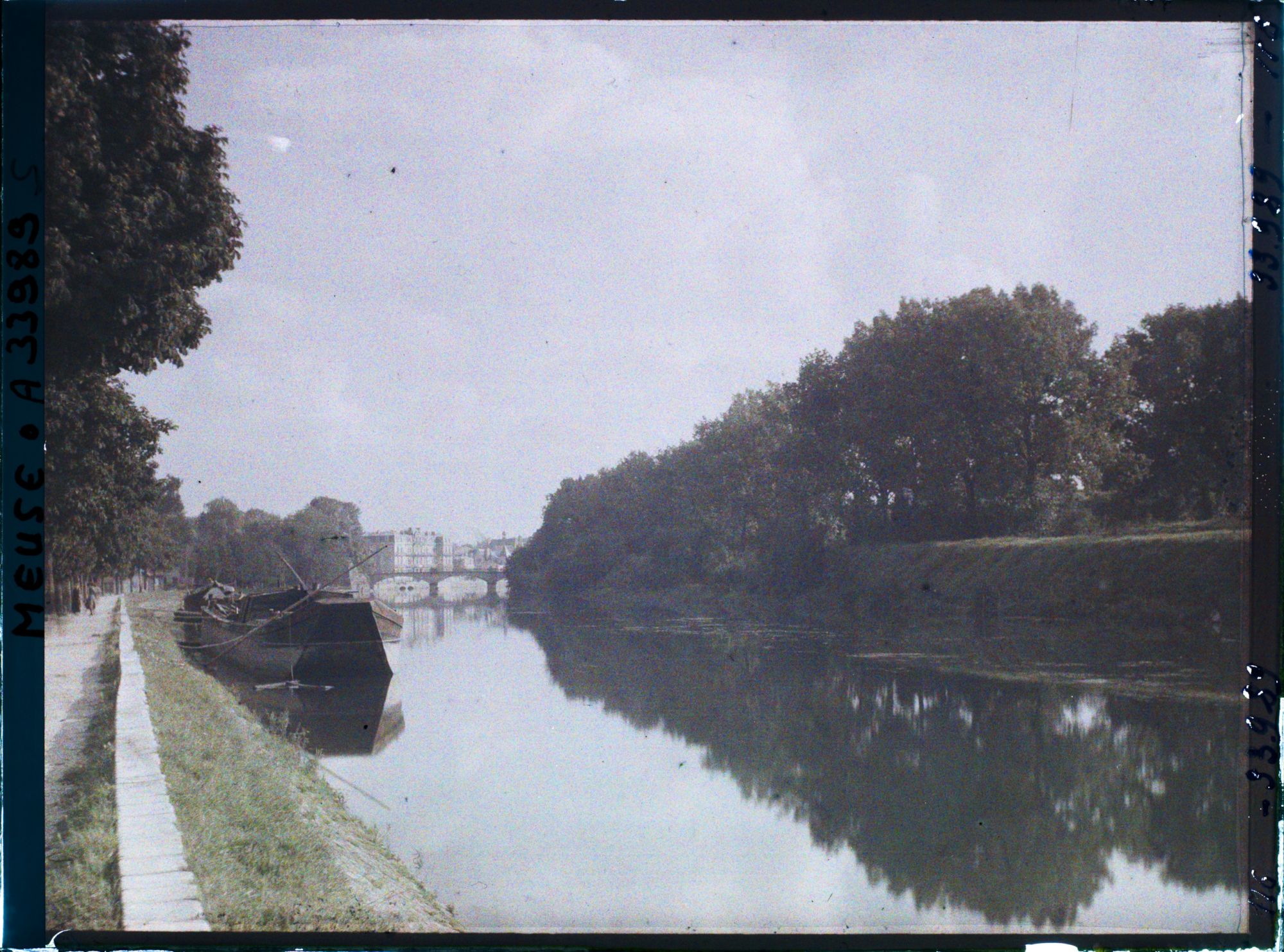 Image représentant France, Verdun, La Meuse à Verdun, vue vers l'amont, au fond Le Pont Chaussée et le Cercle militaire