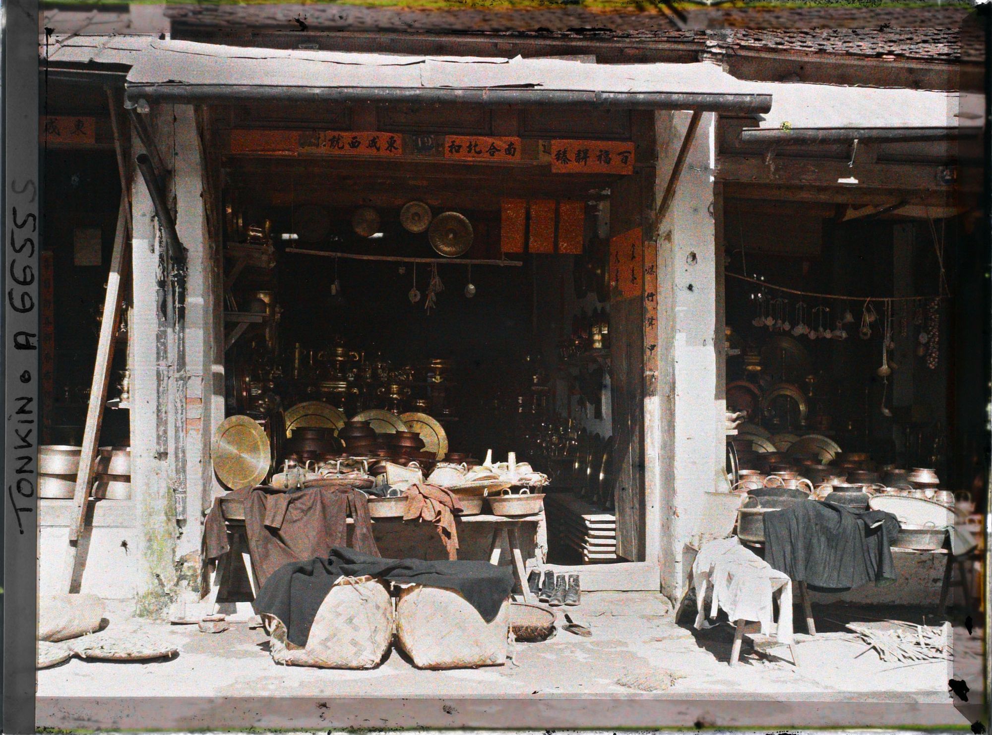 Image représentant Une boutique d'objets en cuivre, dans la " rue du Cuivre " (?)