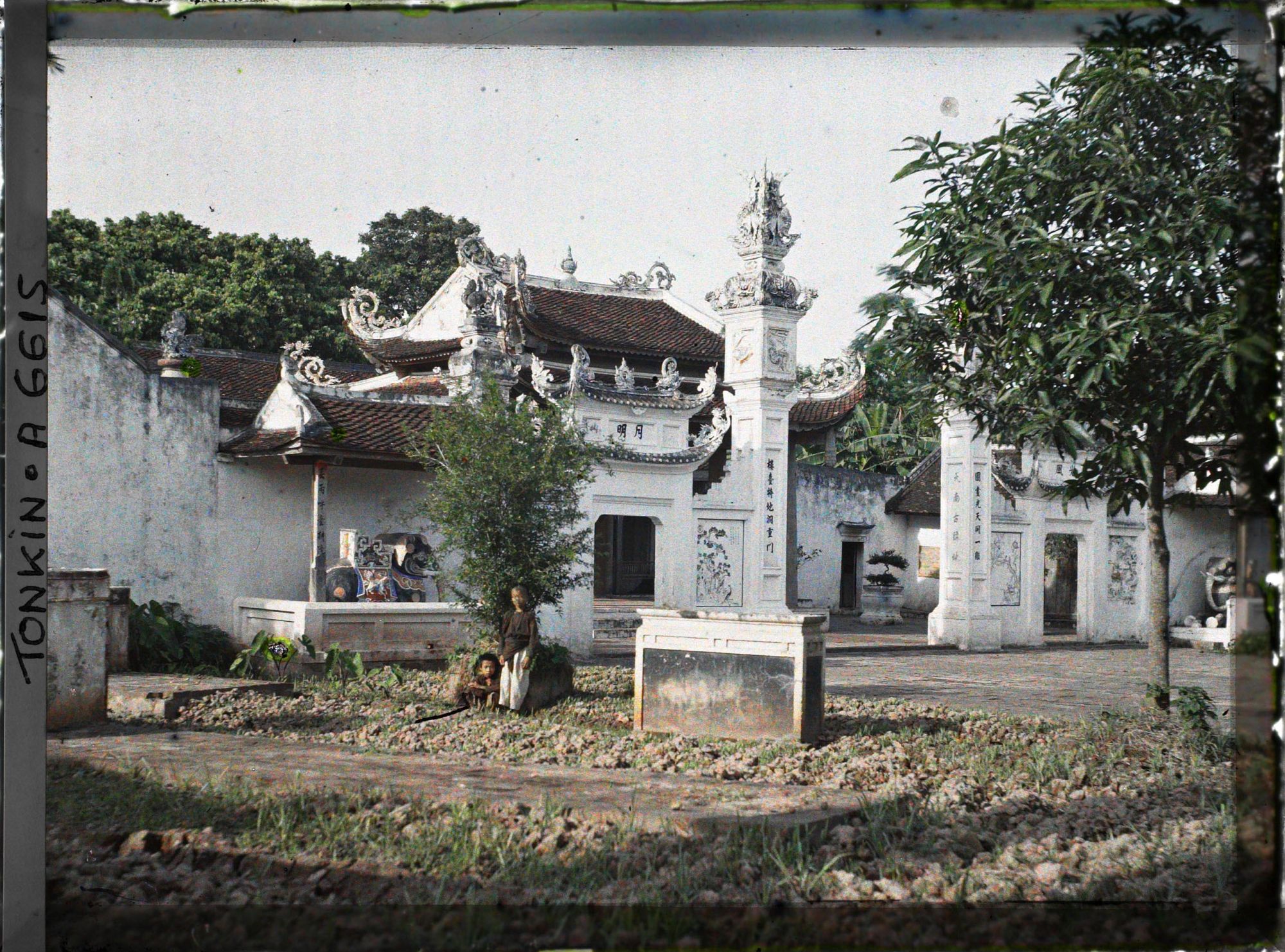 Image représentant Une vue d'ensemble prise de l'extérieur du temple dans le village de Vinh-thuy