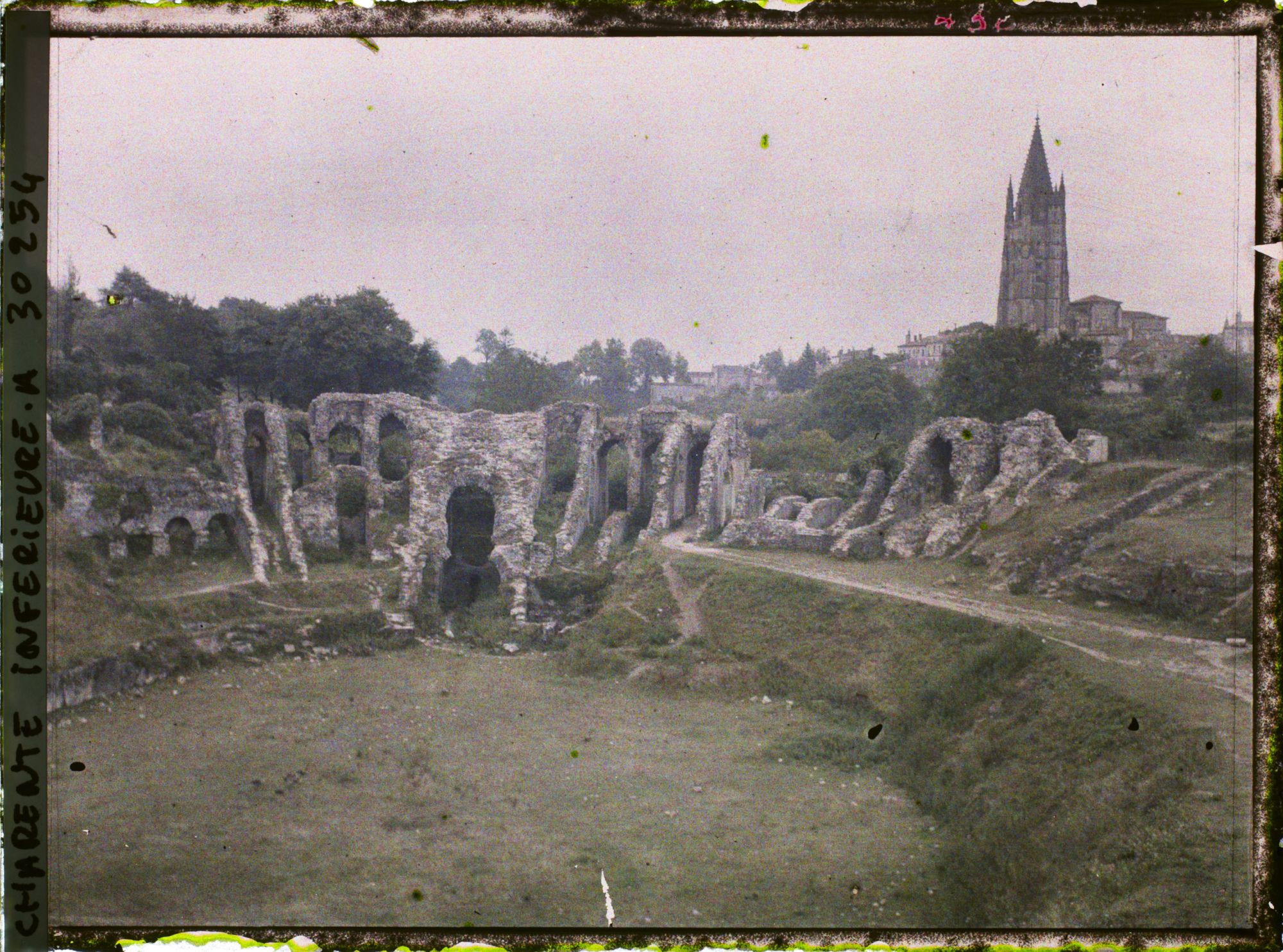 Image représentant France, Saintes, Les Arènes Romaines