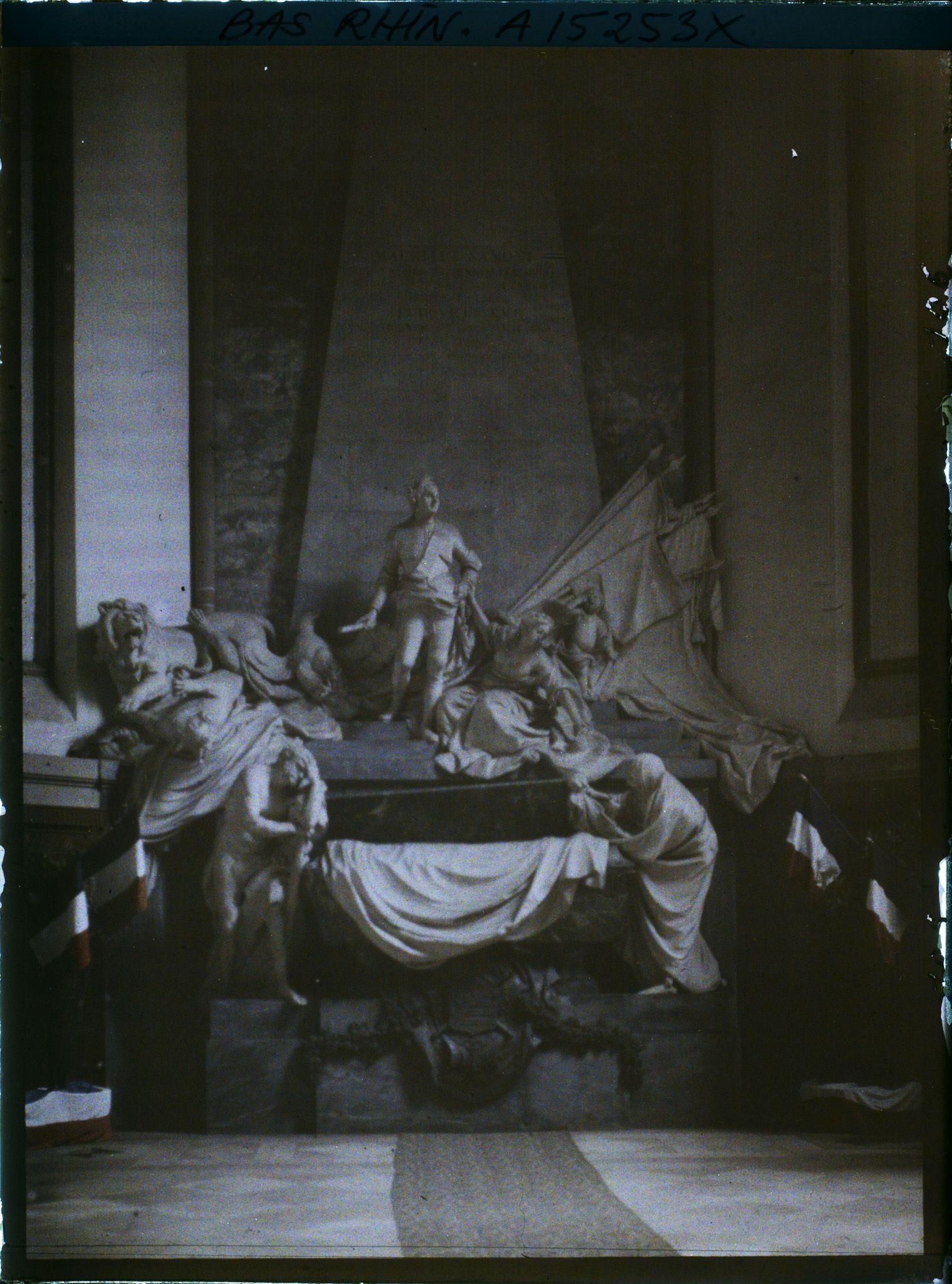 Image représentant France Alsace, Strasbourg, Le monument du Maréchal de Saxe, dans l'Eglise St Thomas