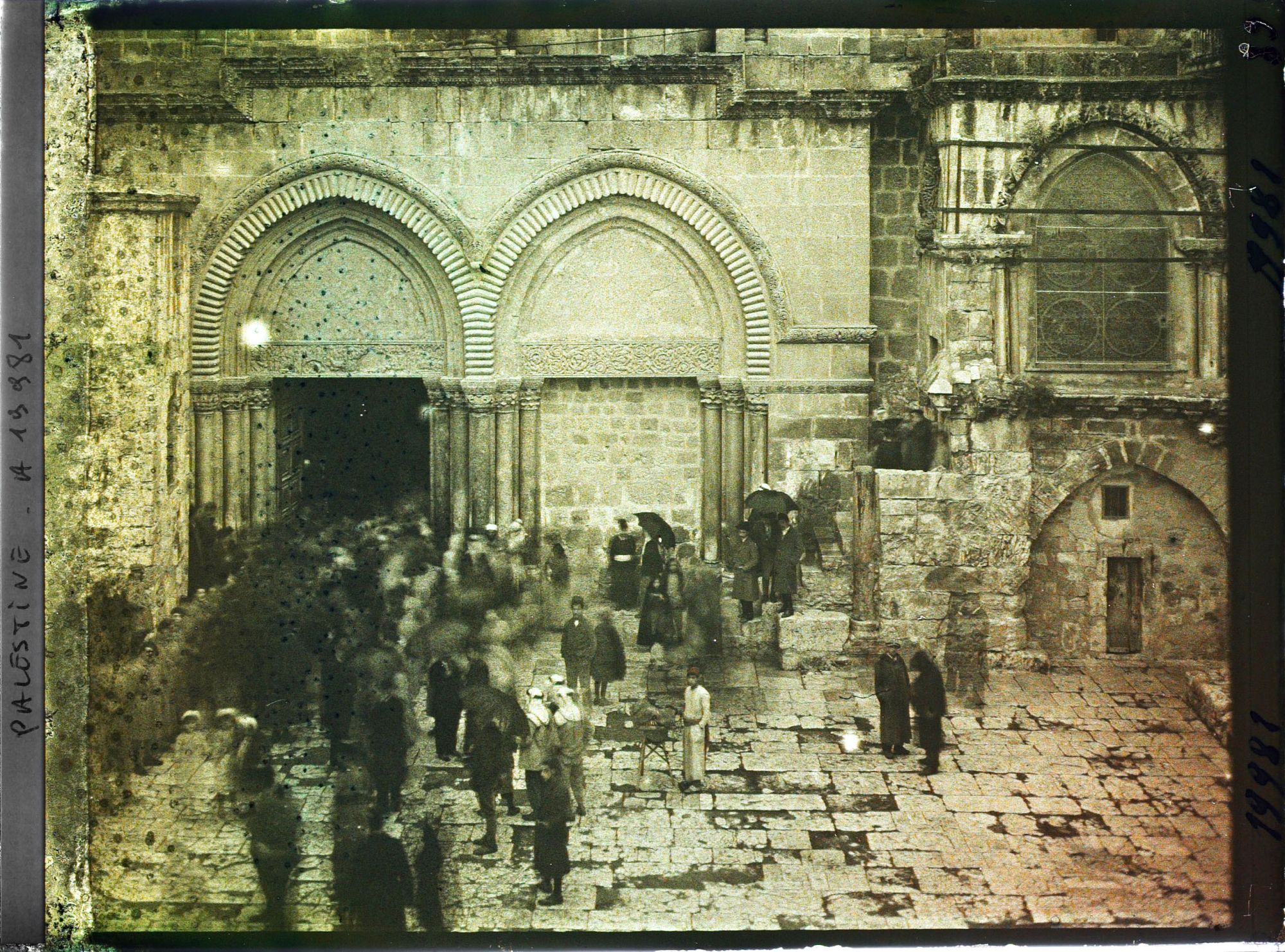Image représentant Entrée de l'Eglise du Saint-Sépulcre lors de la visite du Cardinal Dubois
