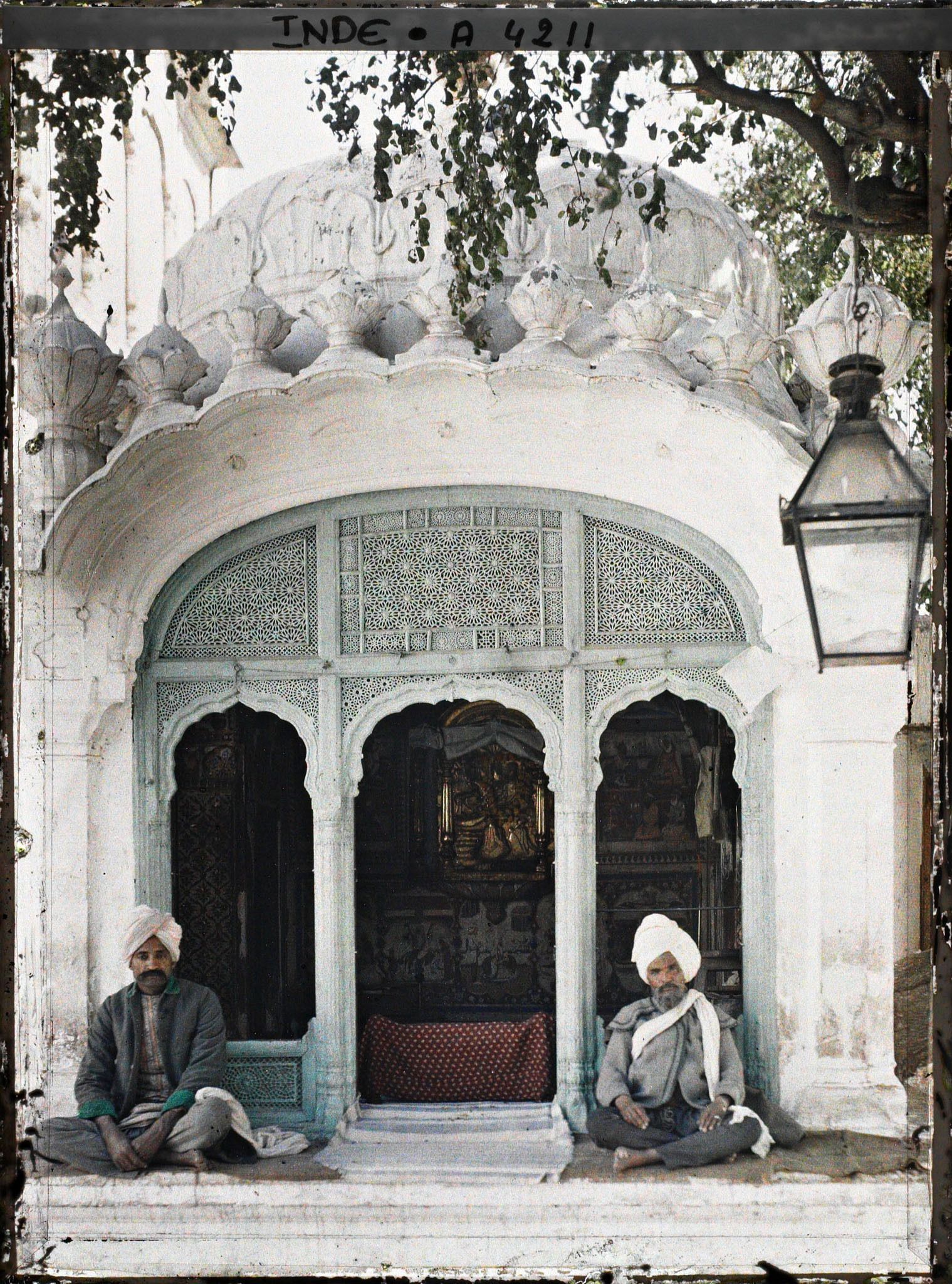 Image représentant Deux sikhs assis devant le petit sanctuaire près du temple d'or
