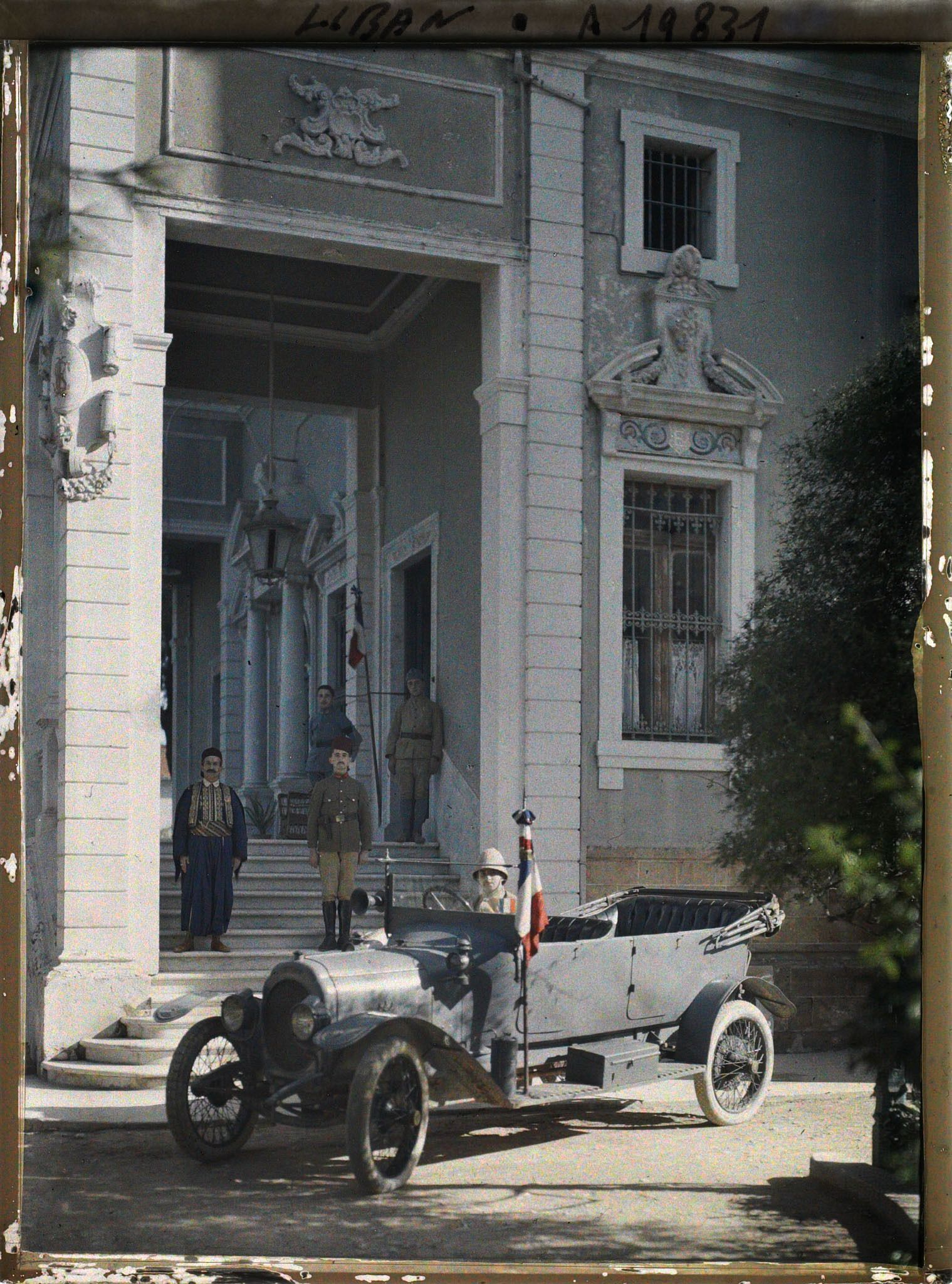 Image représentant Entrée de la résidence du général Gouraud, haut-commissaire de la République française