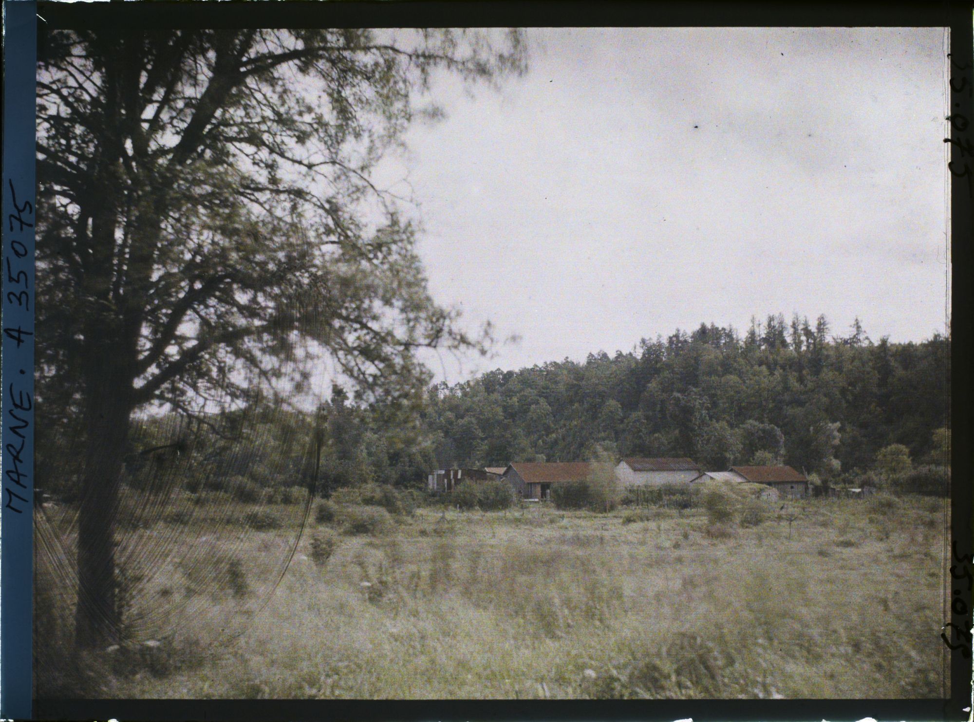 Image représentant France, De la Harazée au Four de Paris , Vue près de la Harazée, baraquement provisoire