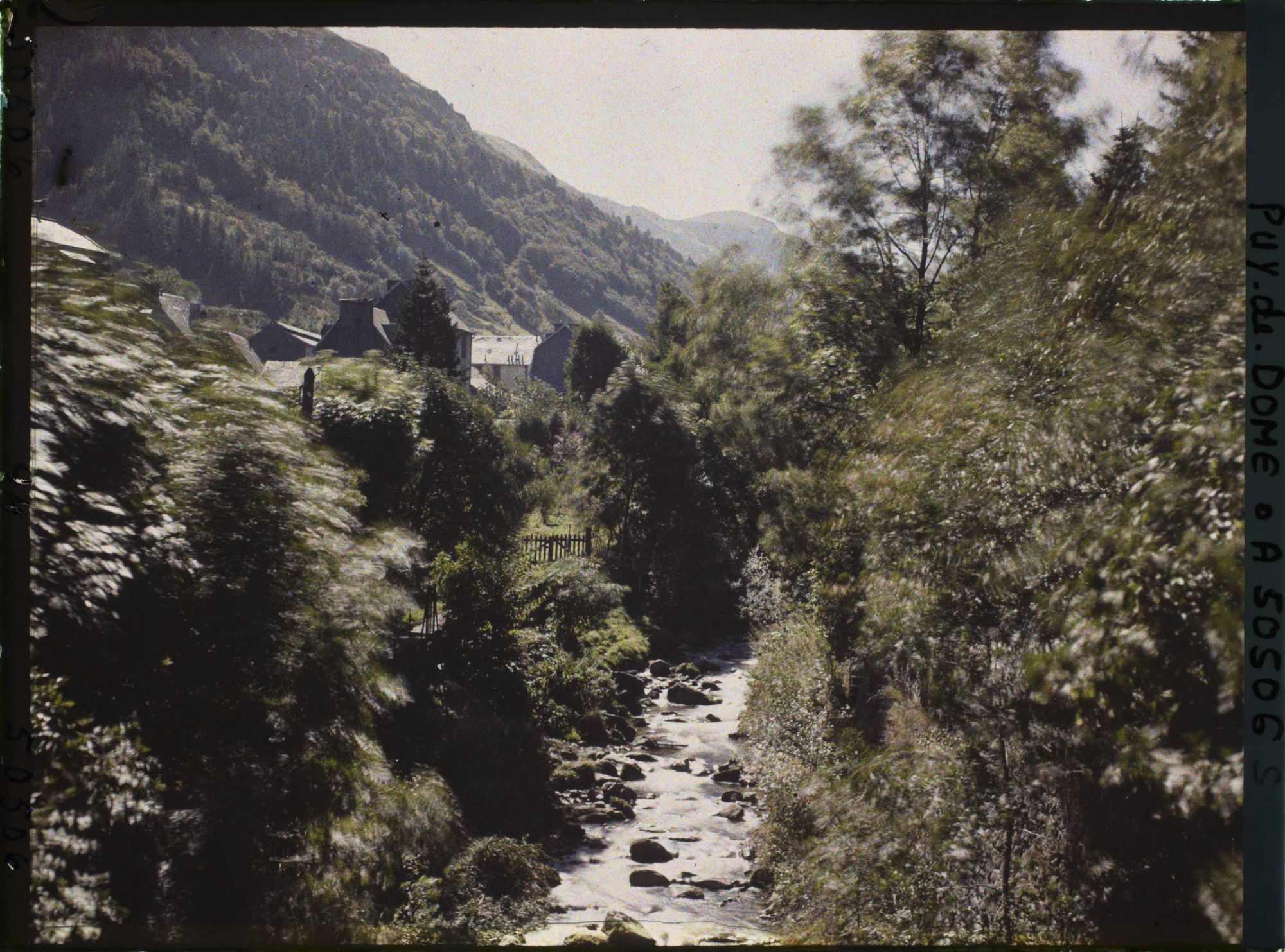 Image représentant France, Mont Dore, La Dordogne - vue prise du Ponts vers l'amont