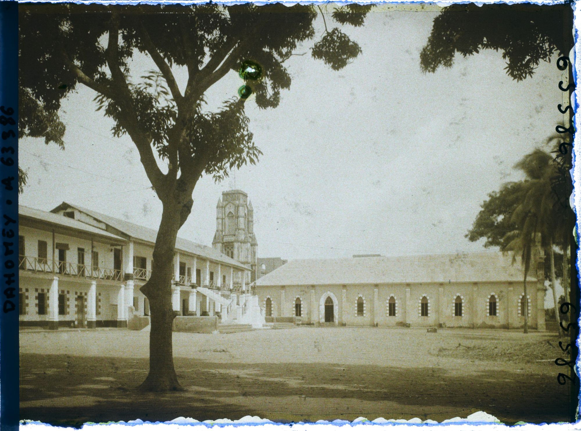 Image représentant La mission catholique (l'école, les habitations des pères et l'église)