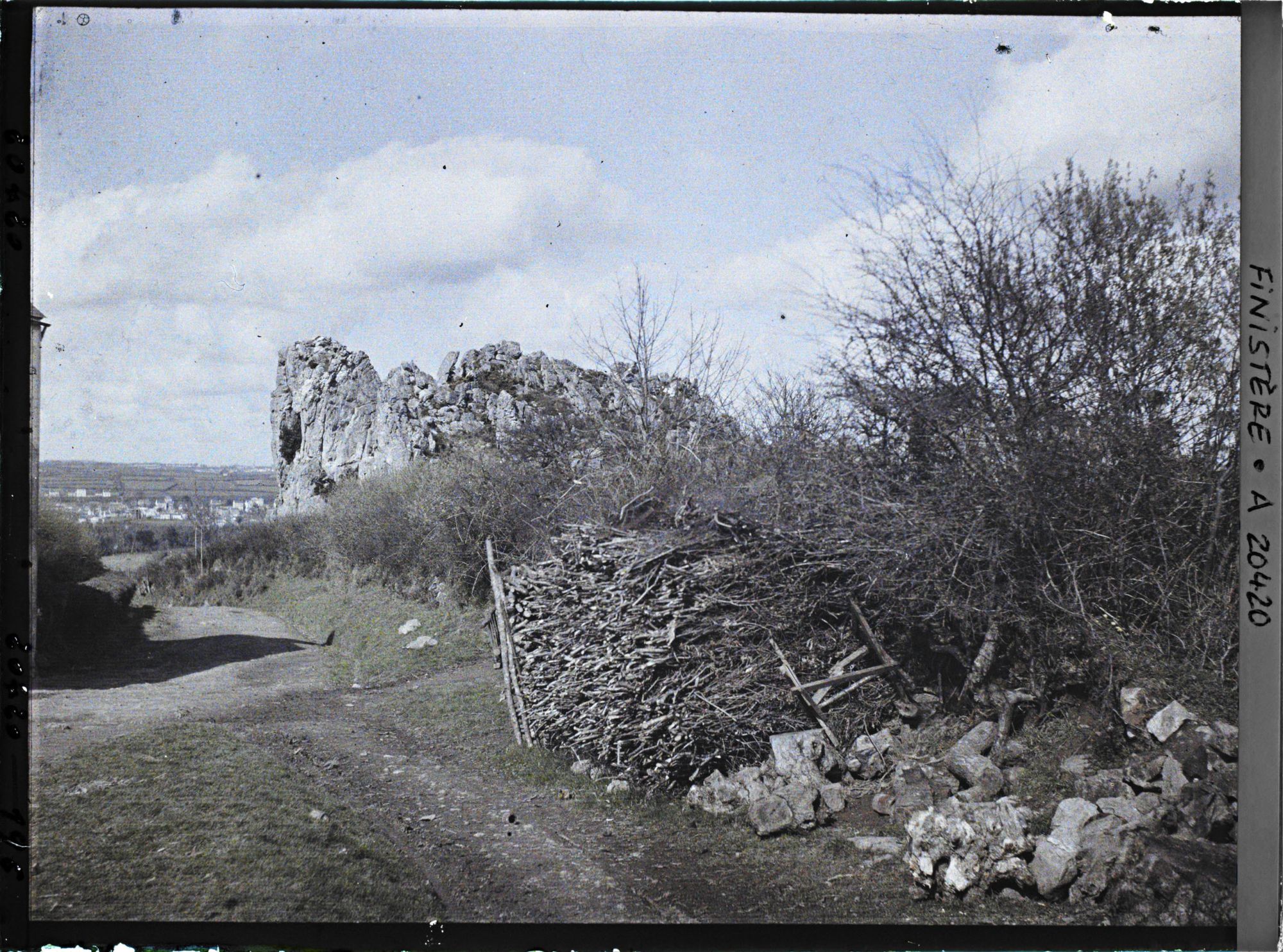 Image représentant Fagots de bois devant le Rocher de l'Impératrice
