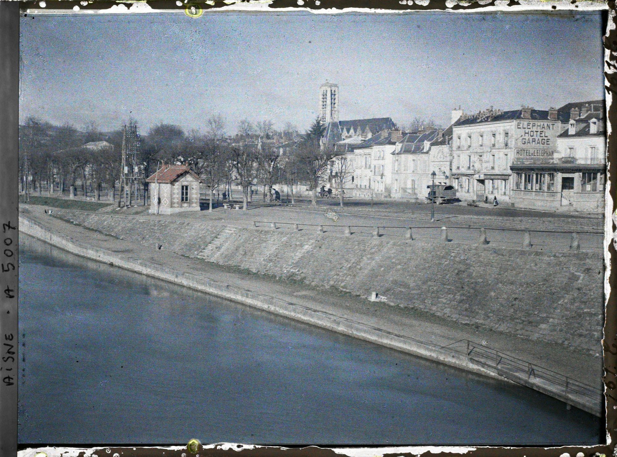 Image représentant L'église et la Marne, vue prise du Vieux Pont