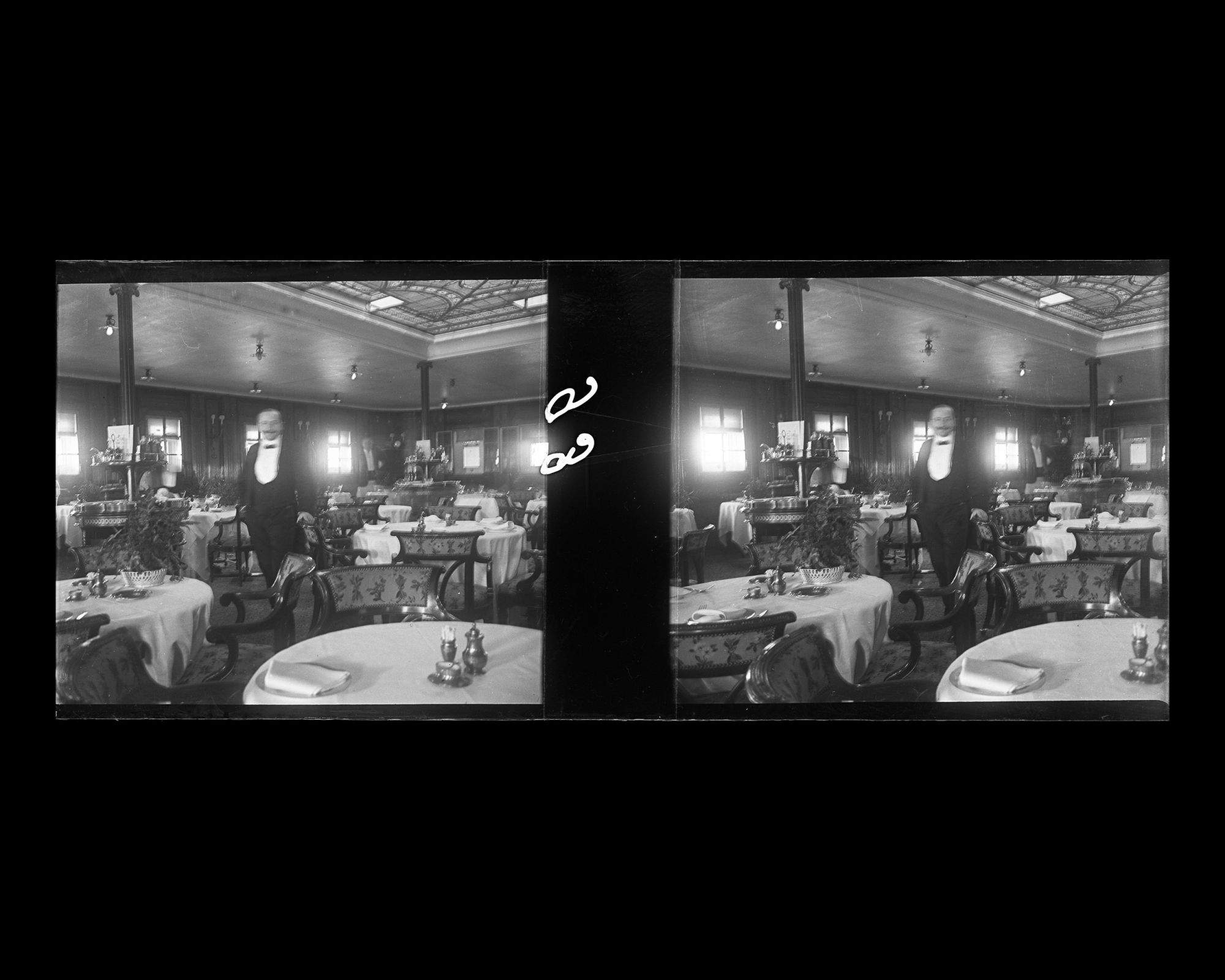 Image représentant Herr K. Nagel, Maître d'hôtel posant dans la salle du restaurant Ritz-Carlton des passagers des 1eres classes