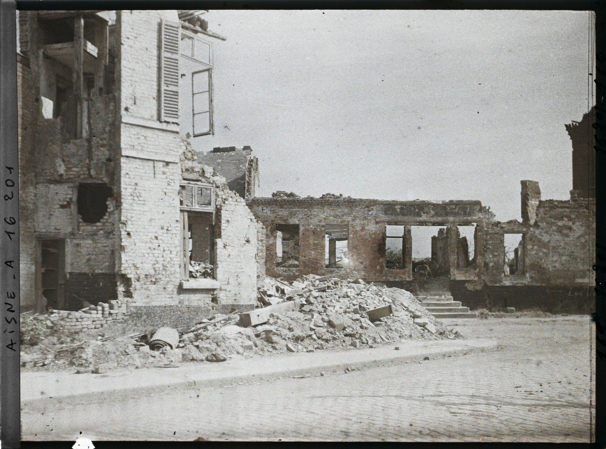 Image représentant France, St Quentin, Ruines route de Guise