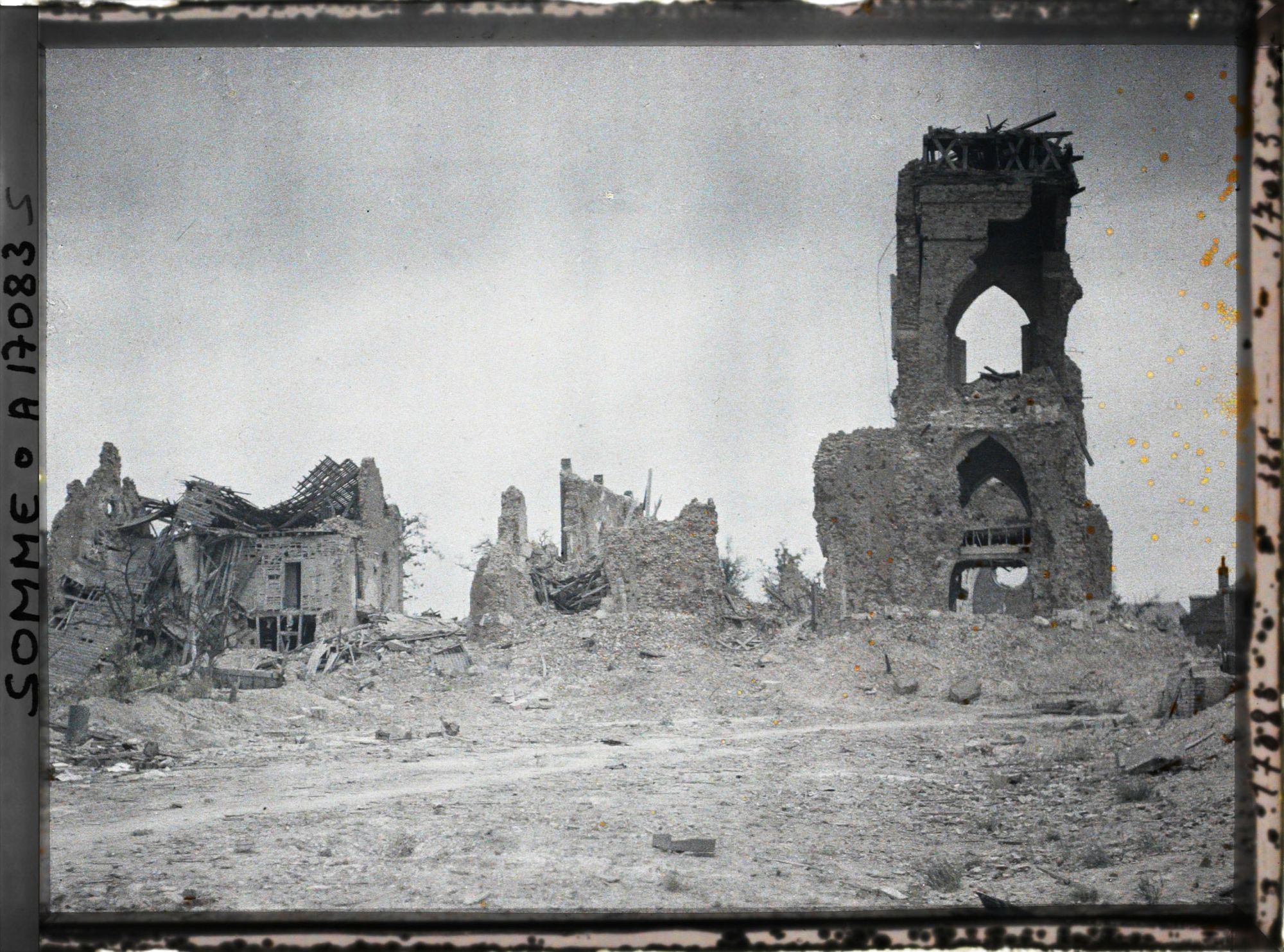 Image représentant France, Villers-Bretonneux, L'Eglise vue de la Place de l'Eglise