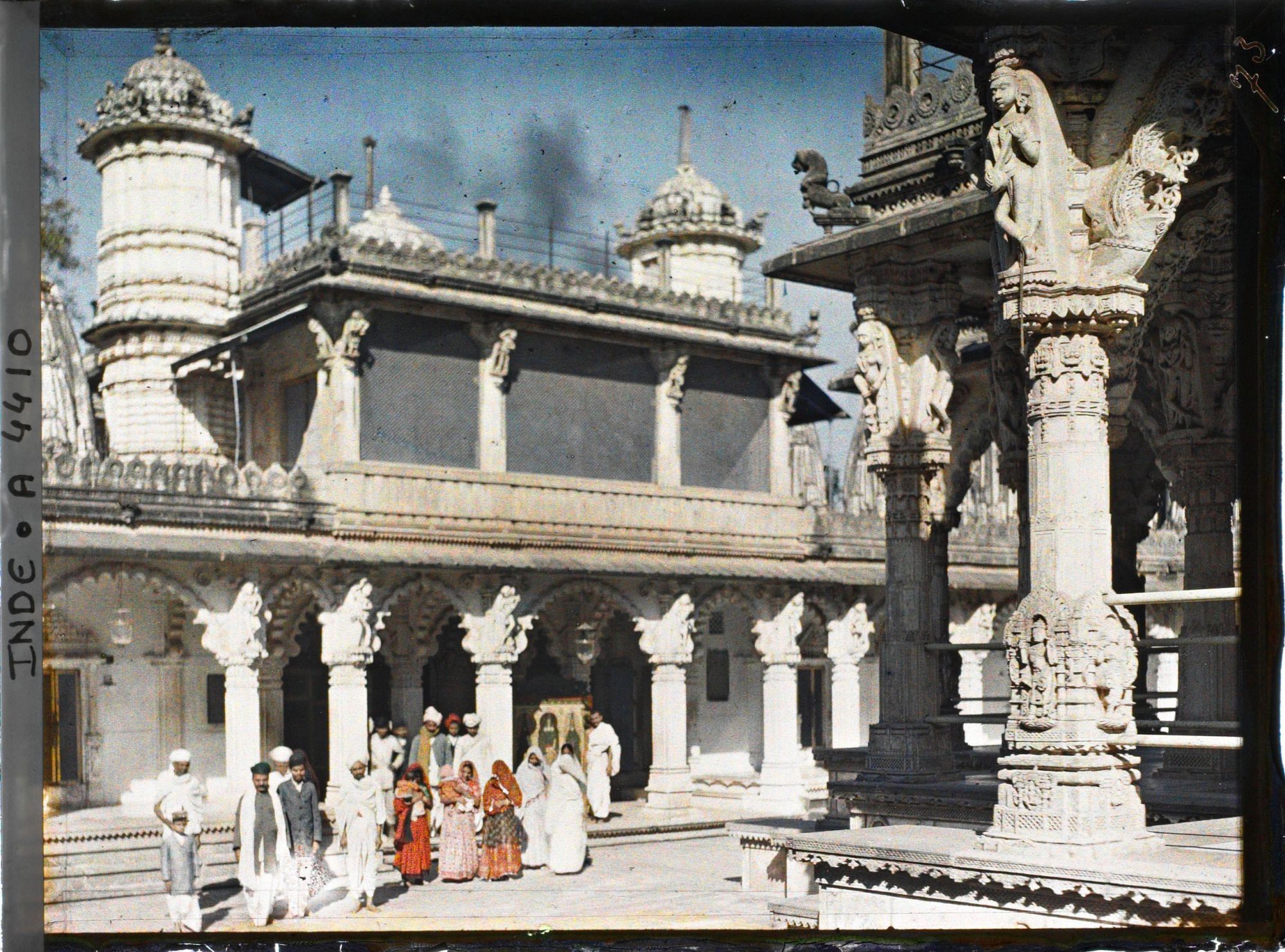 Image représentant Un groupe d'hommes, de femmes et d'enfants dans la cour du temple jaïn Hathi Singh
