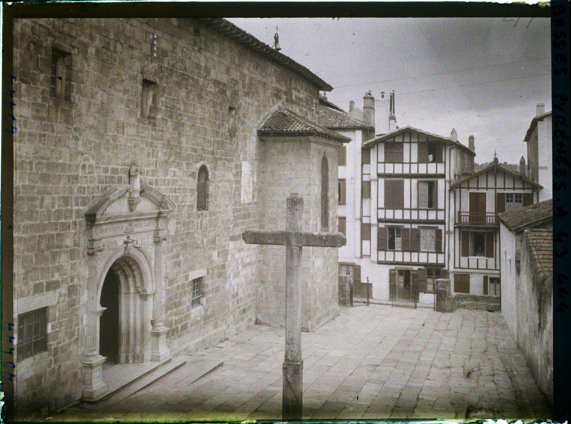 Image représentant France, Ciboure, L'entrée de l'Eglise