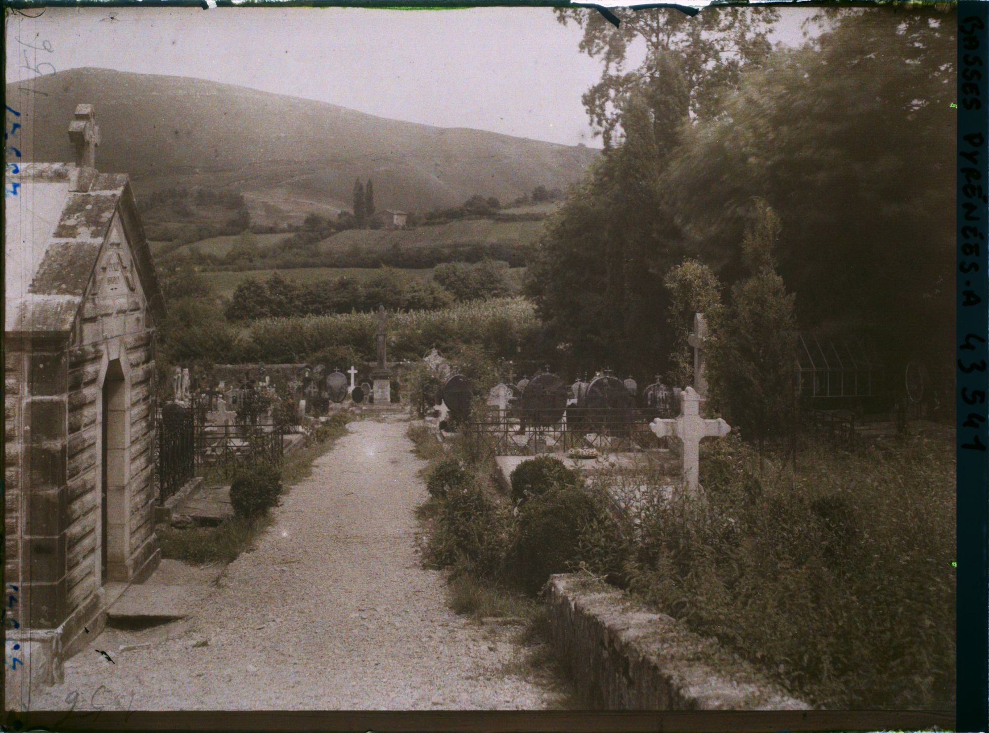 Image représentant France, Ascain, Le Cimetière et la montagne