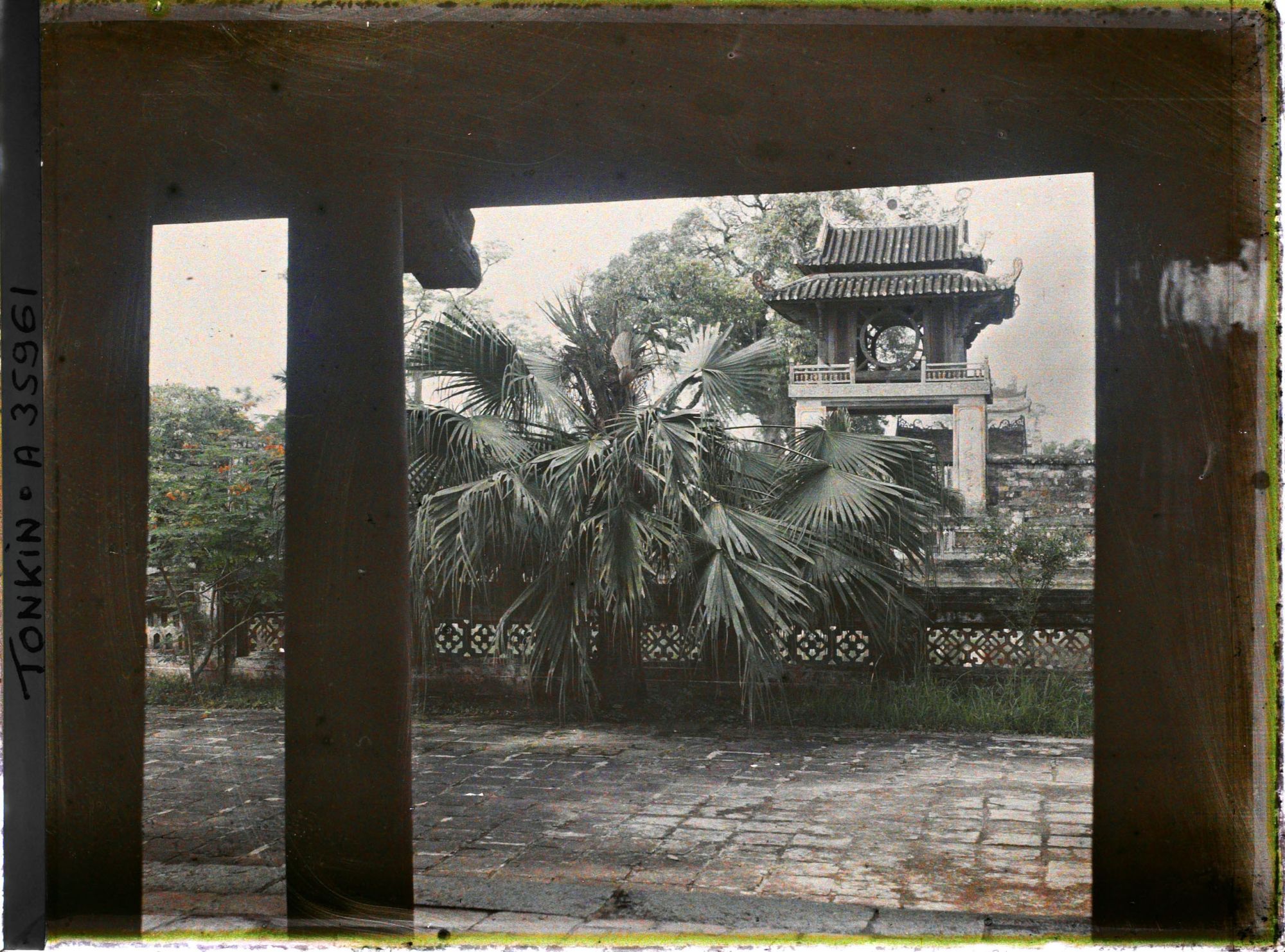 Image représentant Vue de la troisième cour sur la balustrade de l'enceinte du bassin quadrangulaire Thien-quang-tinh (" Puits où se reflète l'éclat pur du ciel ") et le Khue-van-cac (Kiosque de la Littérature) du Van-mieu