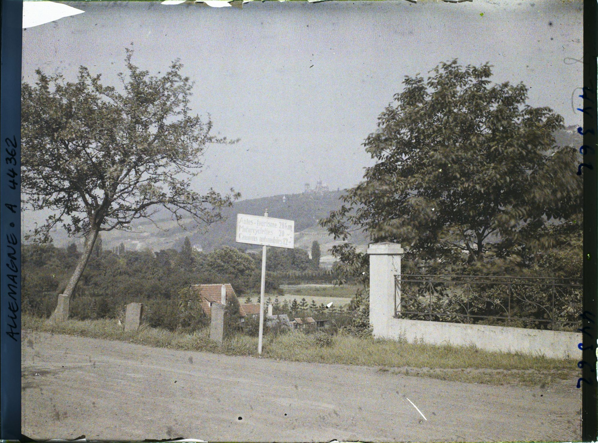 Image représentant Allemagne, Mehlem, Inscription française à l'entrée du Village