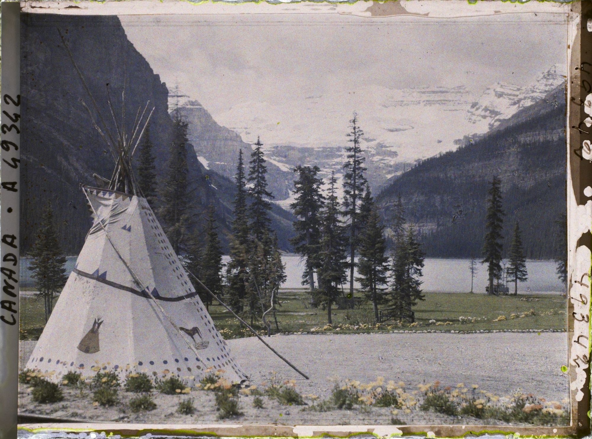 Image représentant Canada, Lac Louise, Vue vers Glacier Victoria avec tente indigène